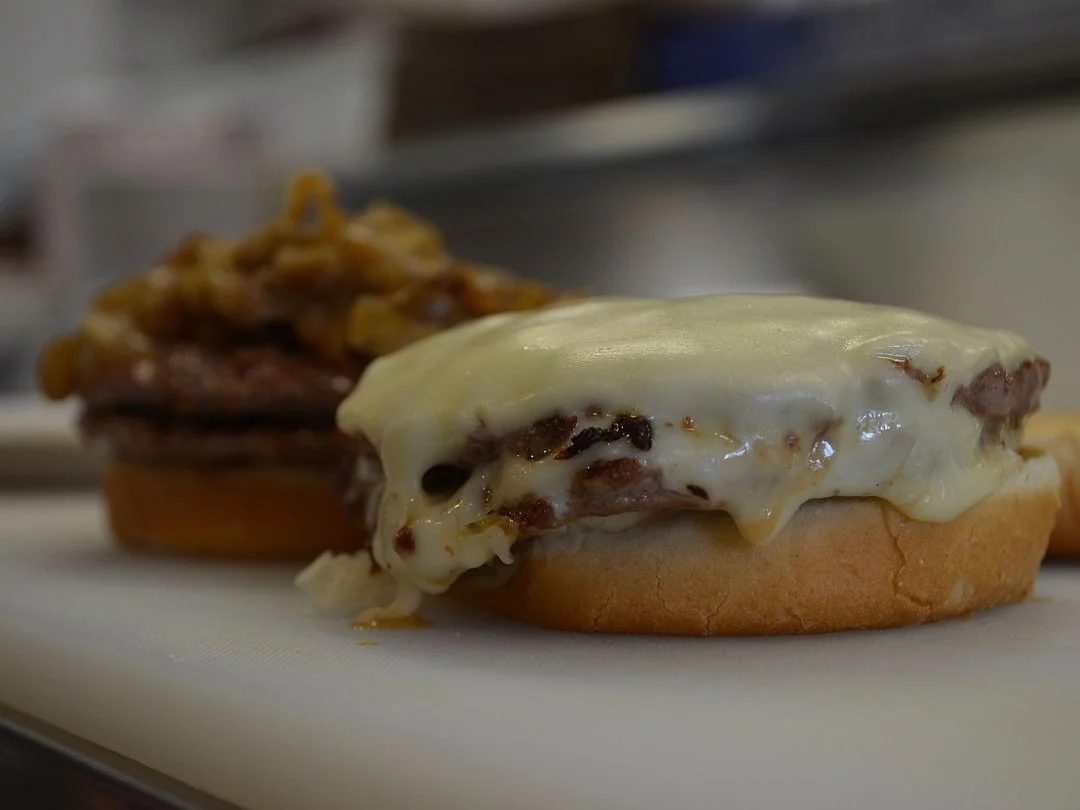 A classic bite that never goes out of style🍔