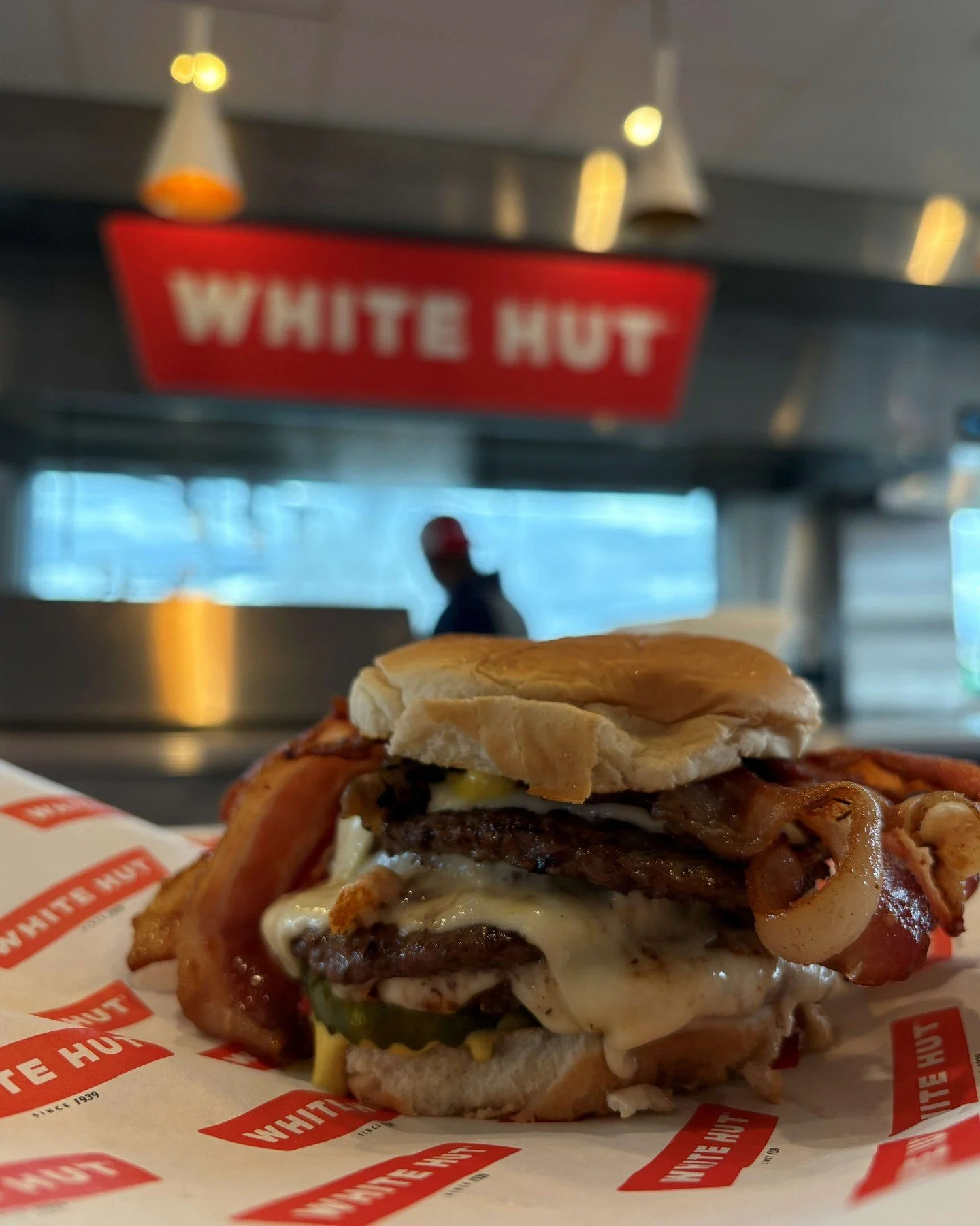 &ldquo;I&rsquo;m gonna make you a burger you can&rsquo;t refuse.&rdquo;
The Quadfather &mdash; 4 patties, 4 bacon, 4 cheese, 4 pickles, fried onions, signature sauce 🍔🔥
#quadfather #burger #whitehut