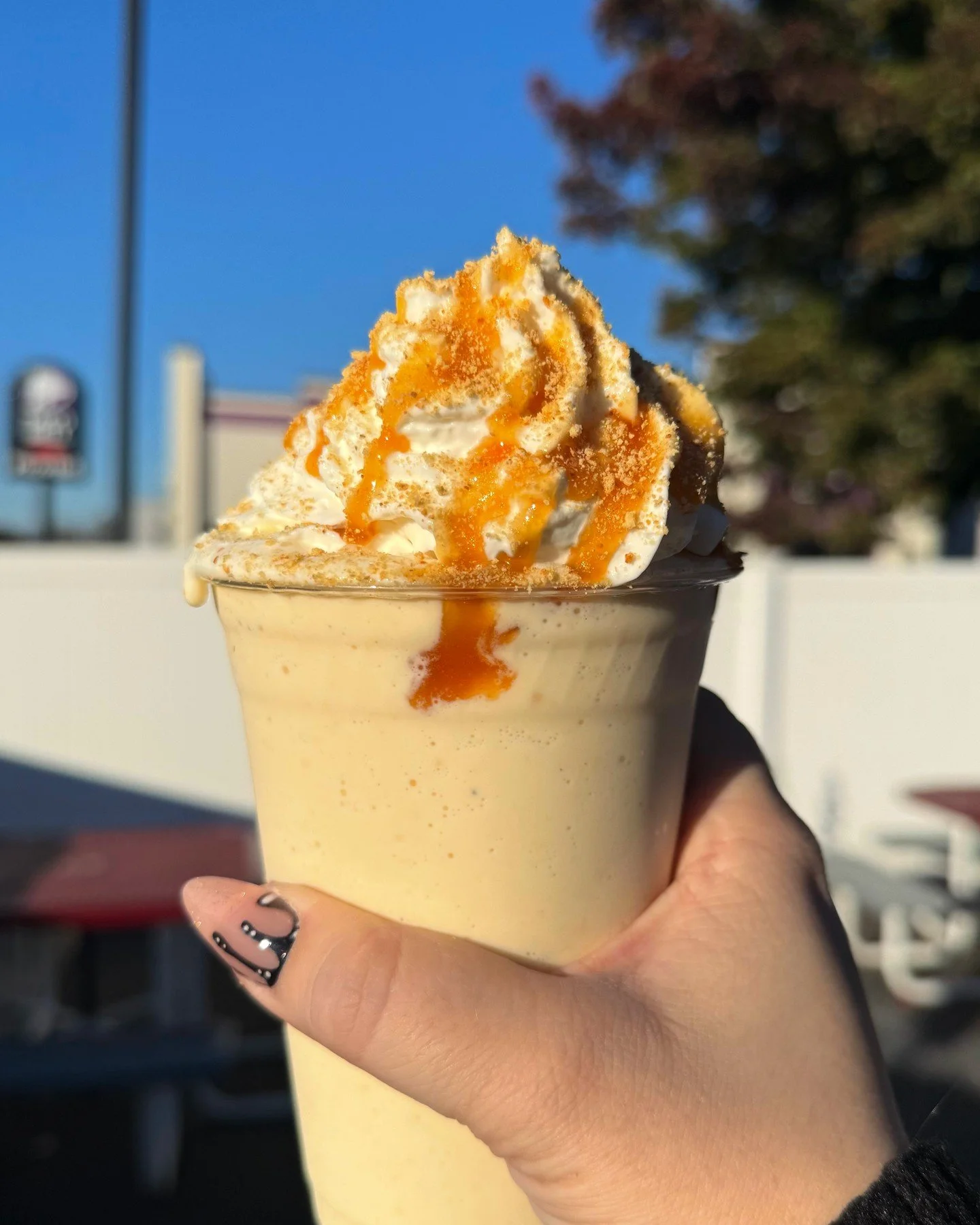 A SWEET THANKSGIVING TREAT!🍎
Who says Pie has to be eaten with a fork?! We're celebrating Thanksgiving with an Apple Pie Milkshake!🍏🥧
Try our Granny Smith Apple Pie Today!
(P.S. We will be closed on Thanksgiving)