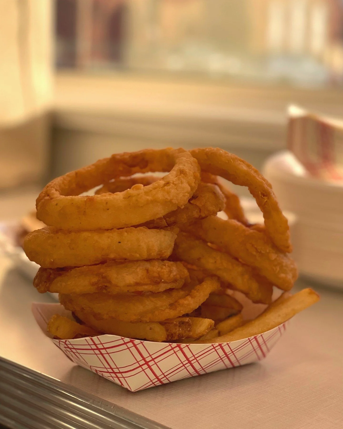 The &ldquo;can&rsquo;t decide&rdquo; basket.
Fries 🤝 Onion rings
Problem solved✅