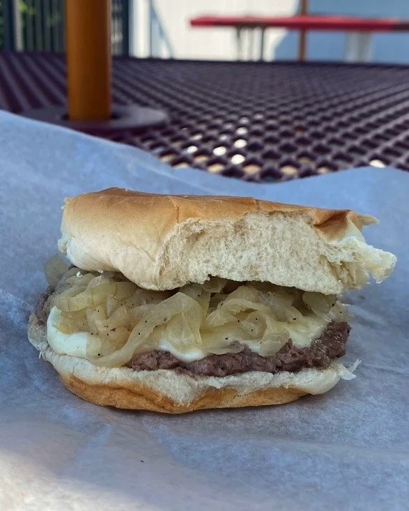How do you build your perfect bite? Ours: melty cheese + fried onions = ❤️

P.S. it's your last chance to try our Mind Madness Shake! Get it before it's gone!!

📍825 Hamden St, Holyoke MA
📍280 Memorial Ave, West Springfield, MA
#whatsbetterthantheh