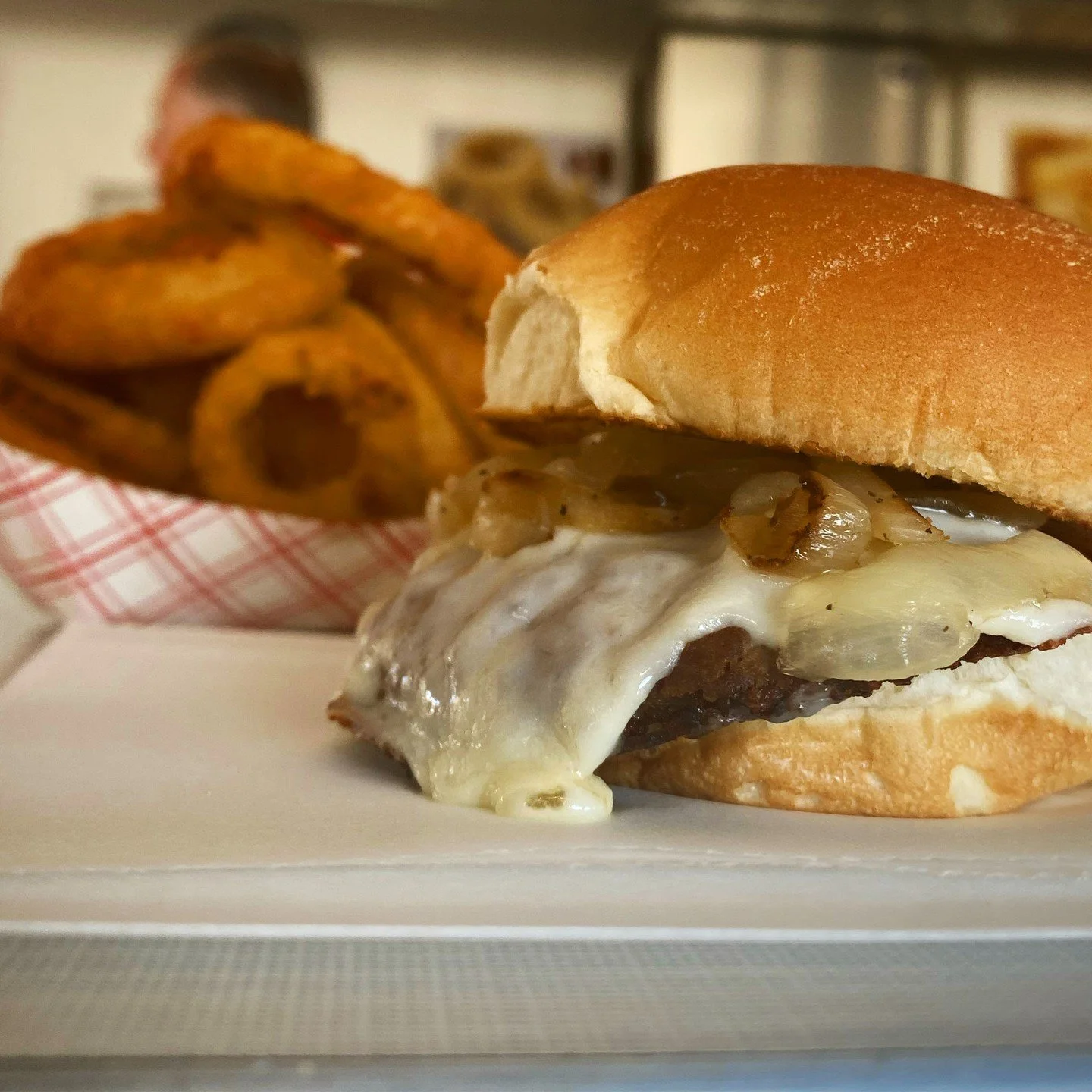 Nothing fancy. Just a really good burger. 🍔🔥
Juicy, classic, and exactly what you&rsquo;re craving, only at white hut!
#whatsbetterthanthehut #whitehut