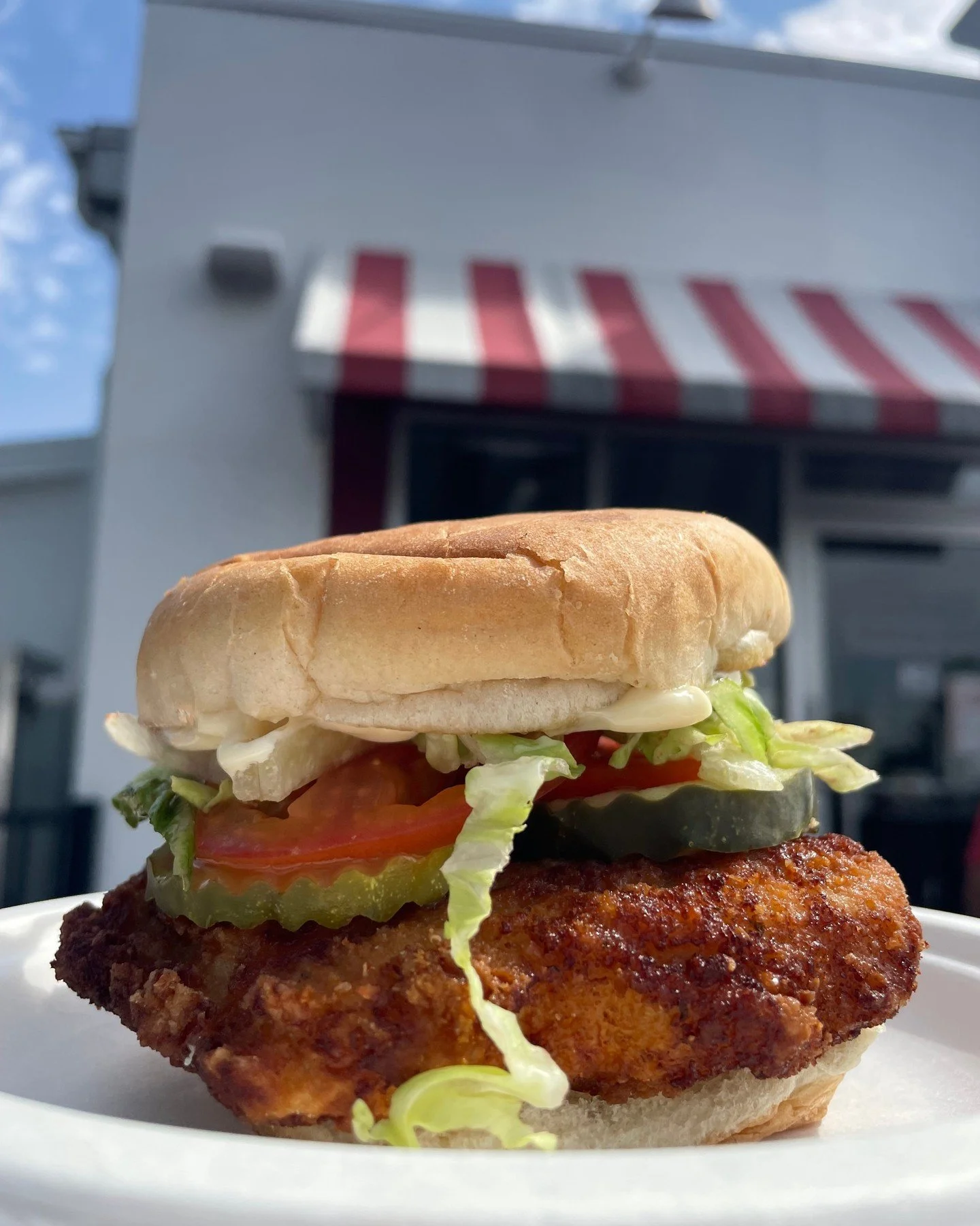 The crunch you love + all the toppings you want 😎🍗 Go crispy. Go loaded. Go all in!
#whitehut #crispychickensandwich