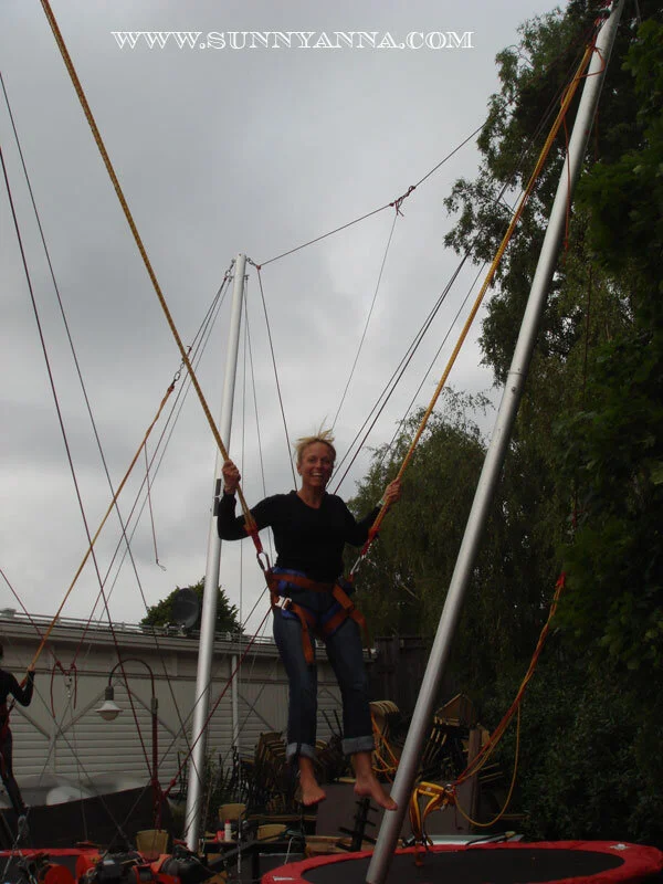 Det blev rejäla studs med flera meter höga hopp. Pust, jobbigt men jättekul!