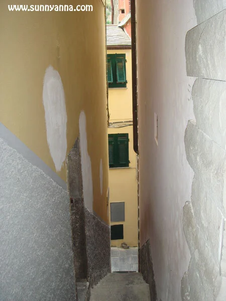 När vi vek neråt mot bykärnan så gick vi bla på den här smala lilla trappgatan.