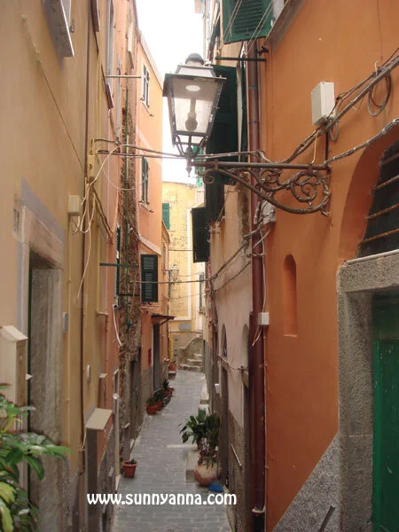 Och här är en annan smal liten mysig bakgata som gick igenom.