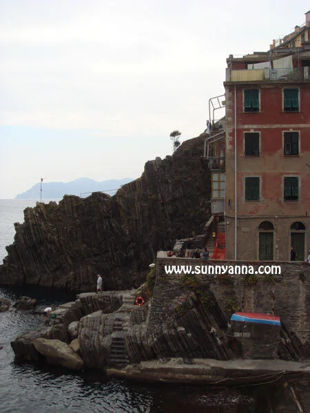 Se hur bergen skivar sig lodrätt. Klicka på bilden för att se den i större format.