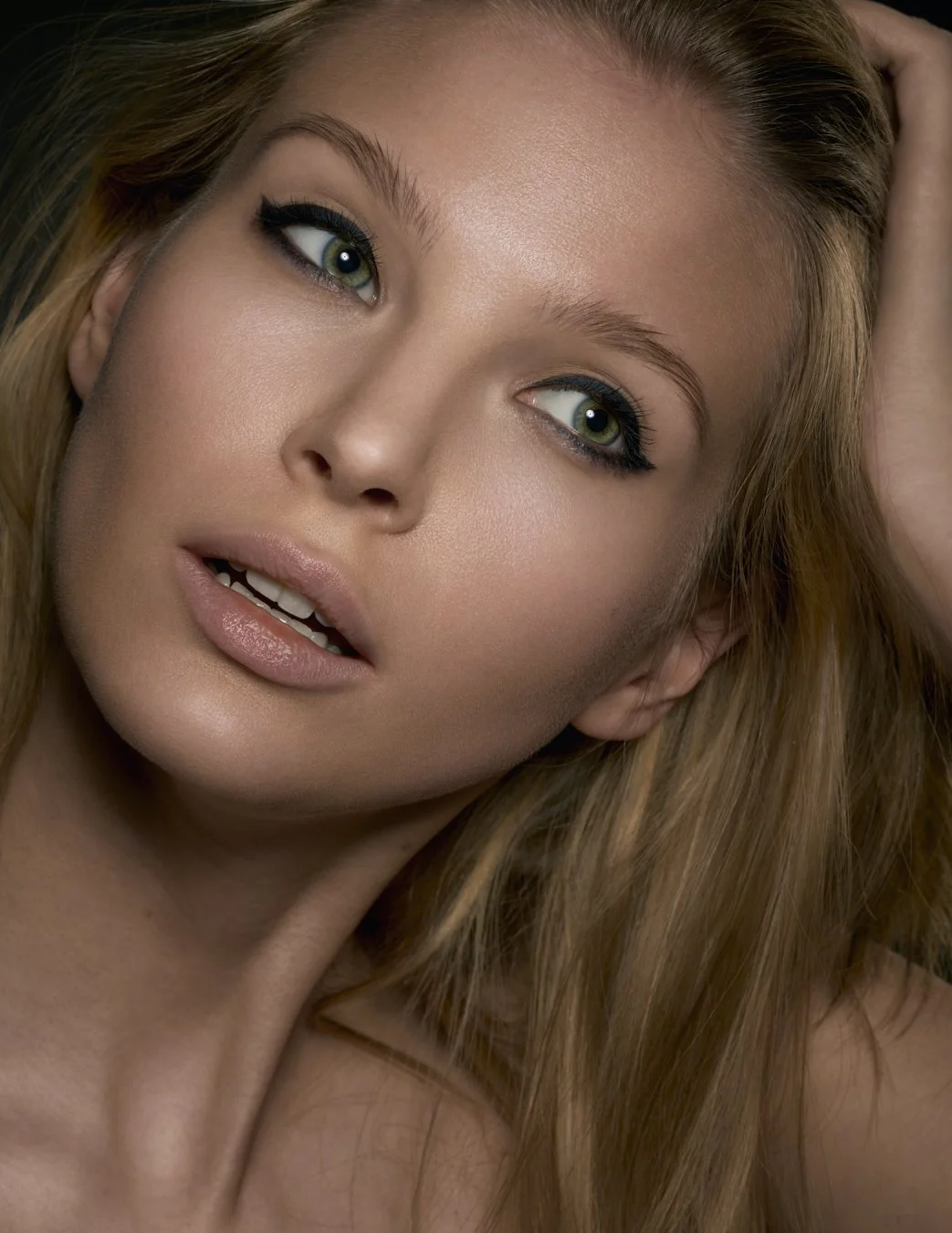 Kulmakarvojen muotoilu Studio Tiina Lamberg Hämeenlinna