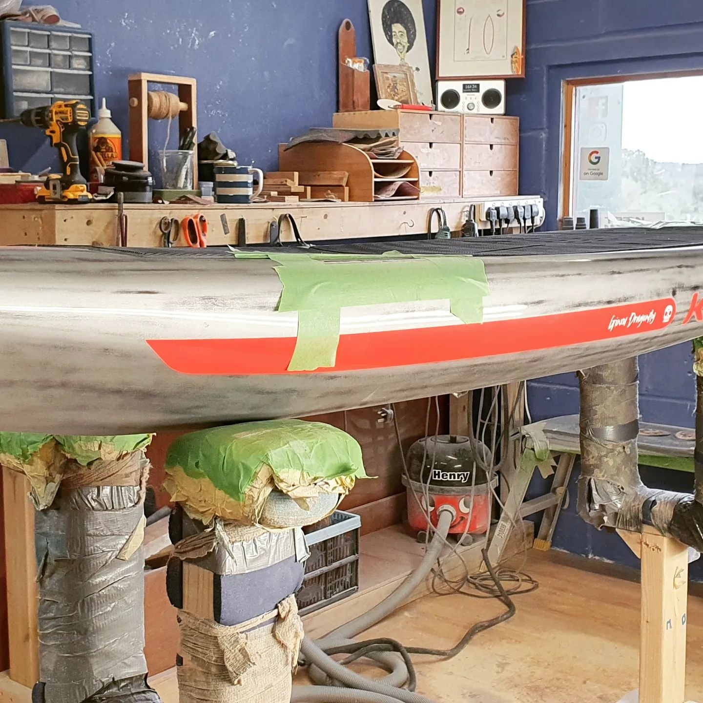 Impact damage on the upper rail of this KT foil.
.
Split section with a good bit of trapped water and a little delamination. 
.
Sorted 👍
.
#mcwatersports #boardrepairshop #boardrepairs #brokenrail #water #delamination #restored #happy #henryhoover #