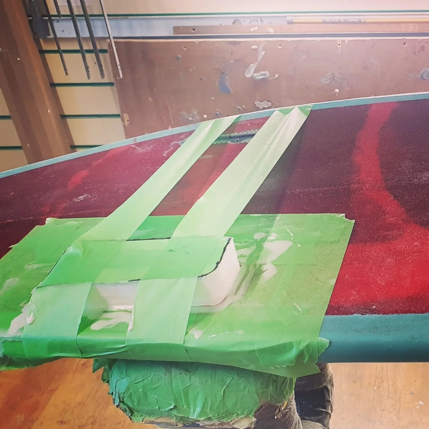 I didn't have an fcs 2 jig for this install, but never mind! 
I Remember seeing @shrednaught making one a while back out of ply. Cheers dude, every day is a school day 🤙
#boardrepairs #fcs #fcs2 #knowledge