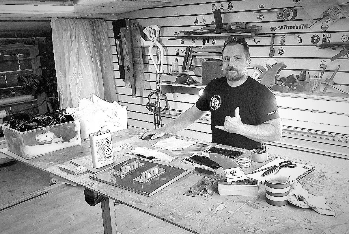 Getting a few last jobs done before heading away for a bit of R &amp; R. 
.
Building up some new carbon slot boxes 📦 for builds and replacements for incoming boards. 

📧 www.mcwatersports.com 
For board repairs and more...

@mcwatersports_k478