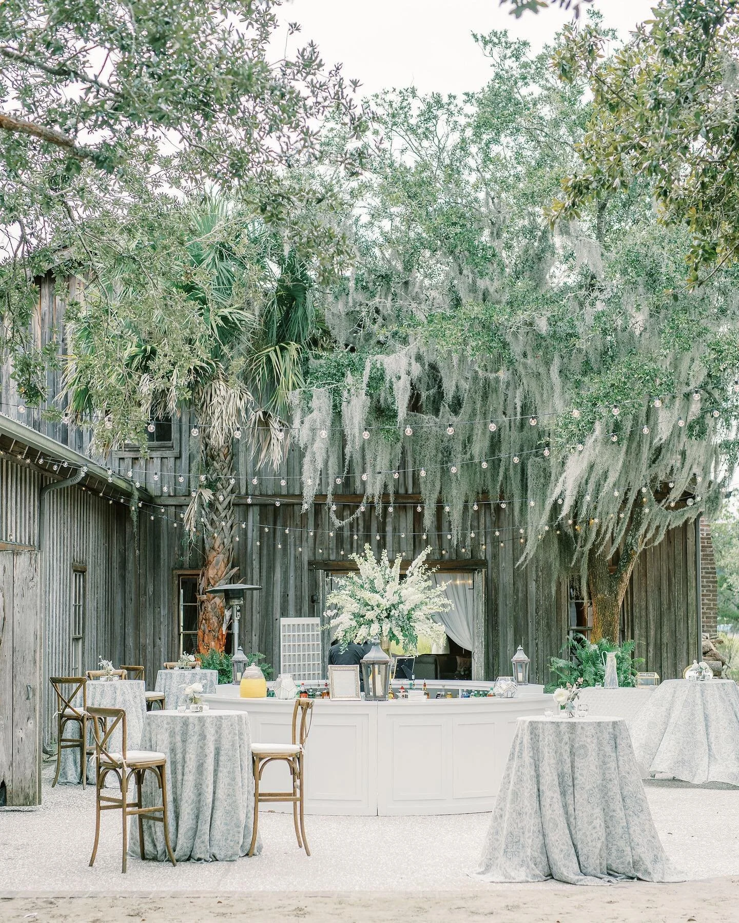 We're back at it with another #featurefriday to kick off your weekend 😉 M + K were married under the oaks surrounded by bountiful blooms. Their cocktail hour featured a full circle bar with a giant floral arrangement in the center, while their reception was the perfect, intimate space for dinner + dancing. To see more of this lush wedding, pop over to our stories!

PSA ‼️ There may or may not be a flower pup in these photos... 🐶