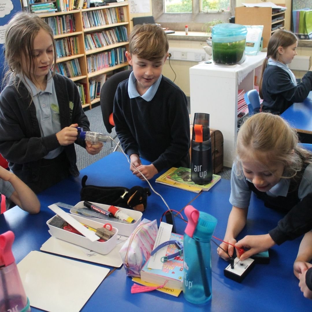 Teamwork in action! ⚡️💡 Our in-school workshops dive into the world of energy and renewables, helping students explore sustainable solutions together. 🌍✨ 
#Sustainability #RenewableEnergy #STEMLearning #Teamwork #FutureFocused