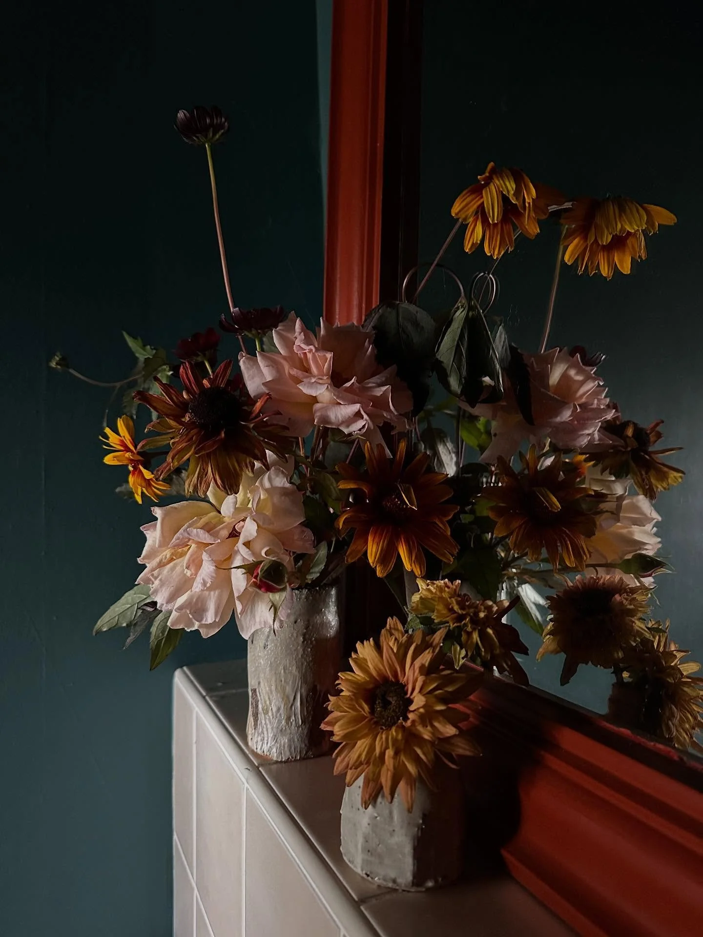 A few garden casualties, broken stems and blown roses plonked in the smallest room in the house and made rather special with dark walls and our glorious light 💥