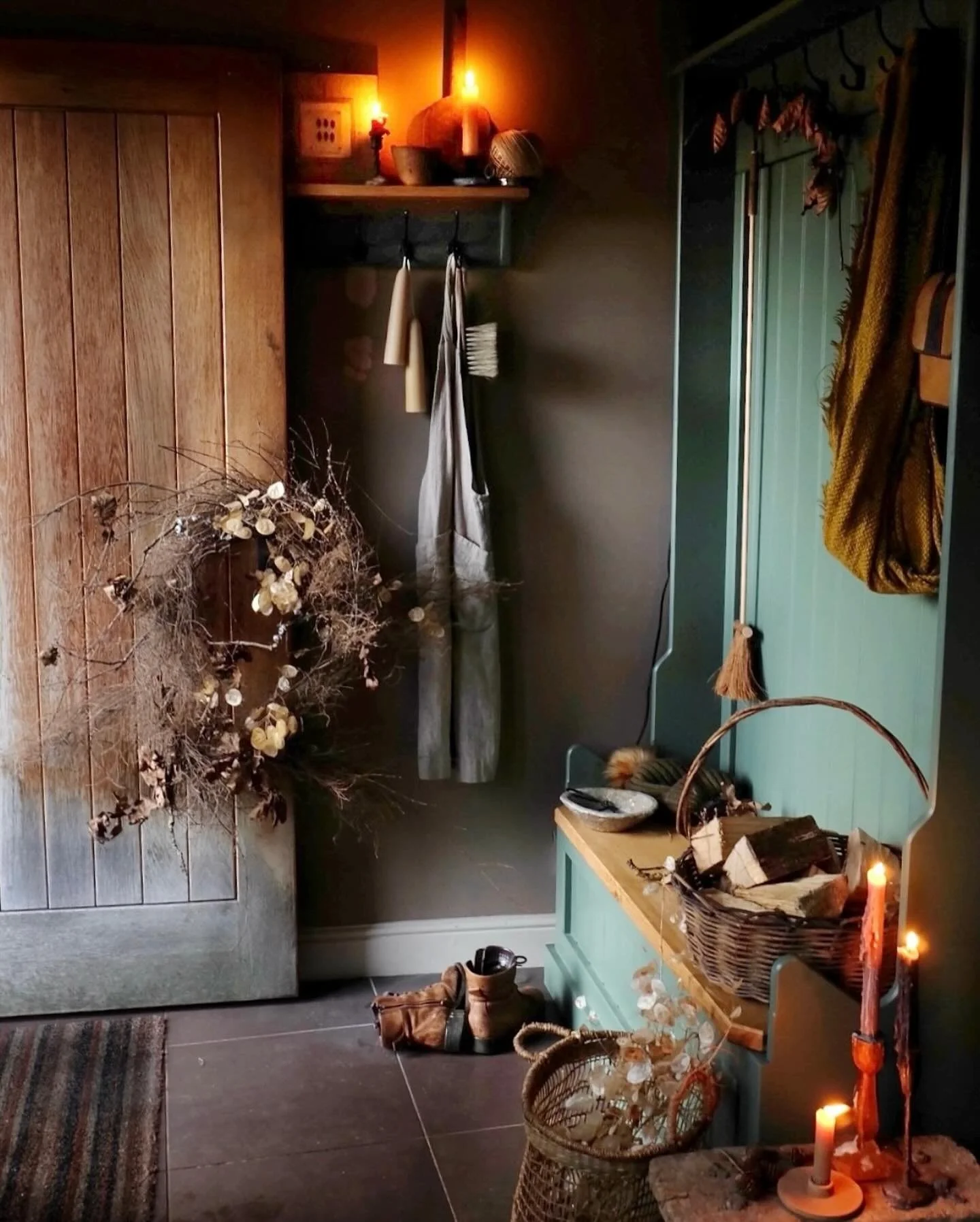 The season of candles, winter wreaths and hot chocolate officially starts today with the clocks going back here in the UK. Ooh and did you see the day of seasonal gorgeousness that @really_lindabarker and I have arranged for you? A jam-packed day at 