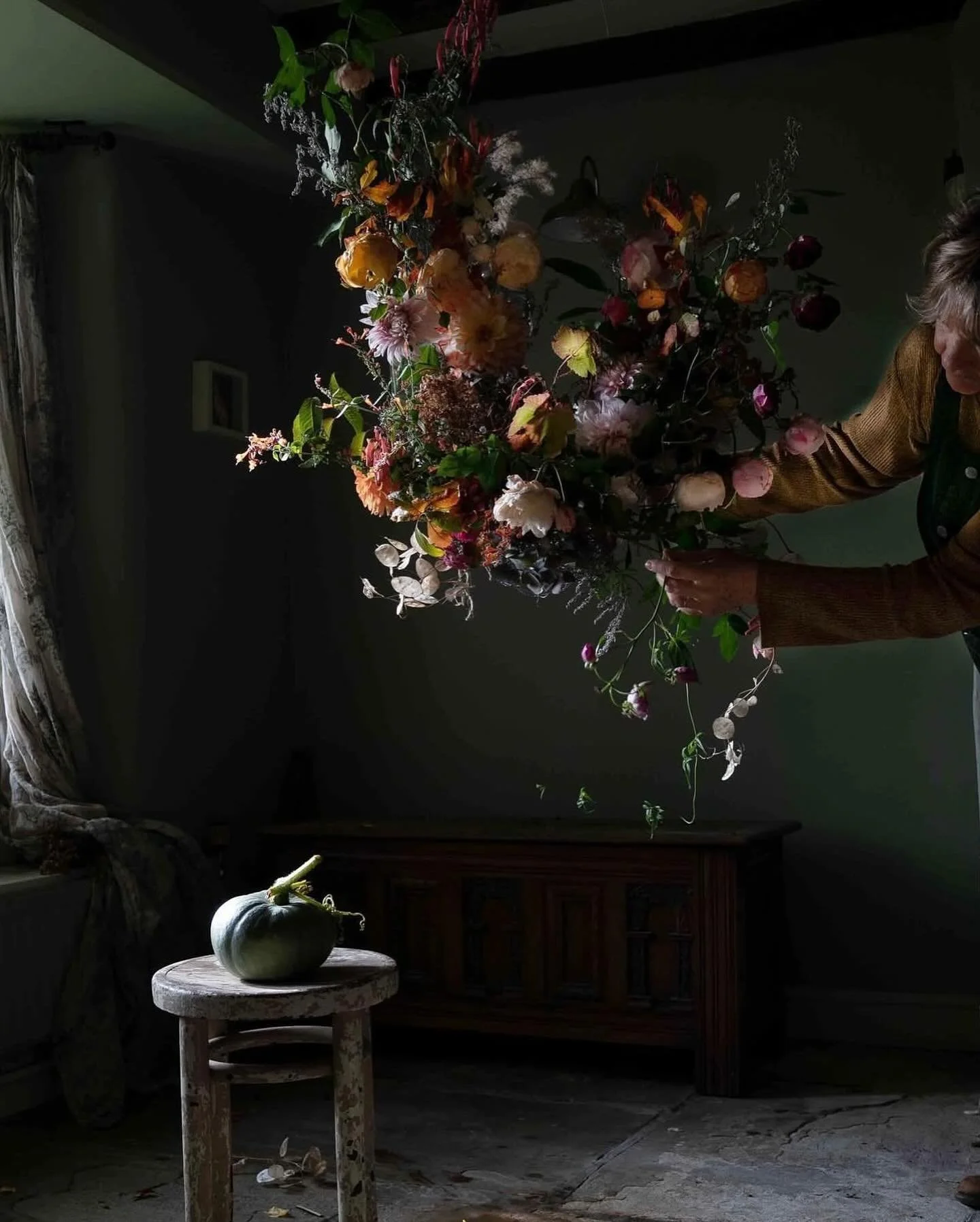 Levitating garden flowers and squash from the autumn archives. I&rsquo;ve missed having a floral faff, I really must set some time aside 🤔. For some reason I seem intent on clearing cupboards right now 😳 not as grid-friendly but equally as satisfyi