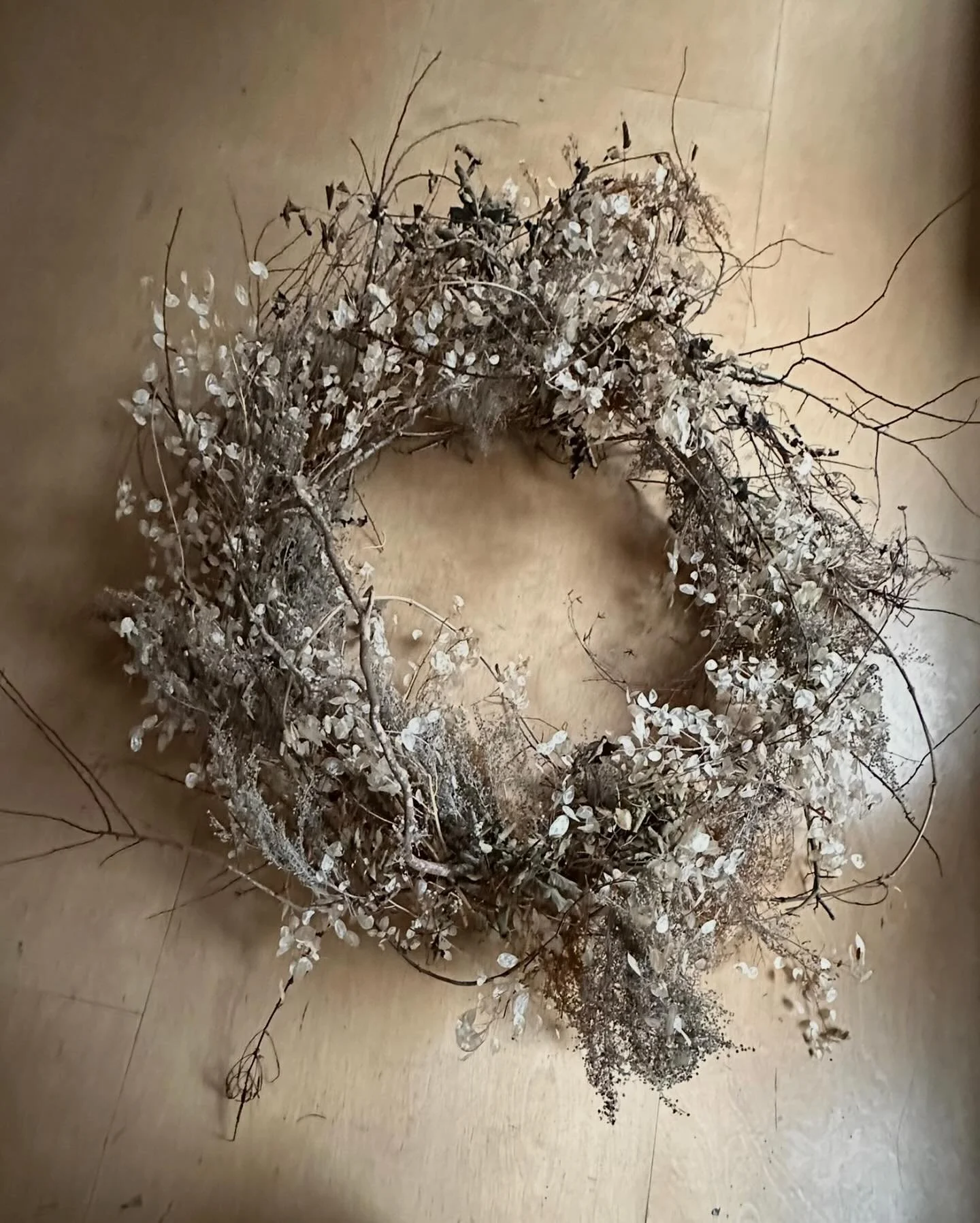 I&rsquo;ve started foraging, picking and finding for winter wreaths - daily dog walks are brilliant for collecting fallen twigs and lichen, even though I look a bit of a weirdo 🥴. 
What kind of wreath are you choosing this year? Dried? Fresh? Both? 