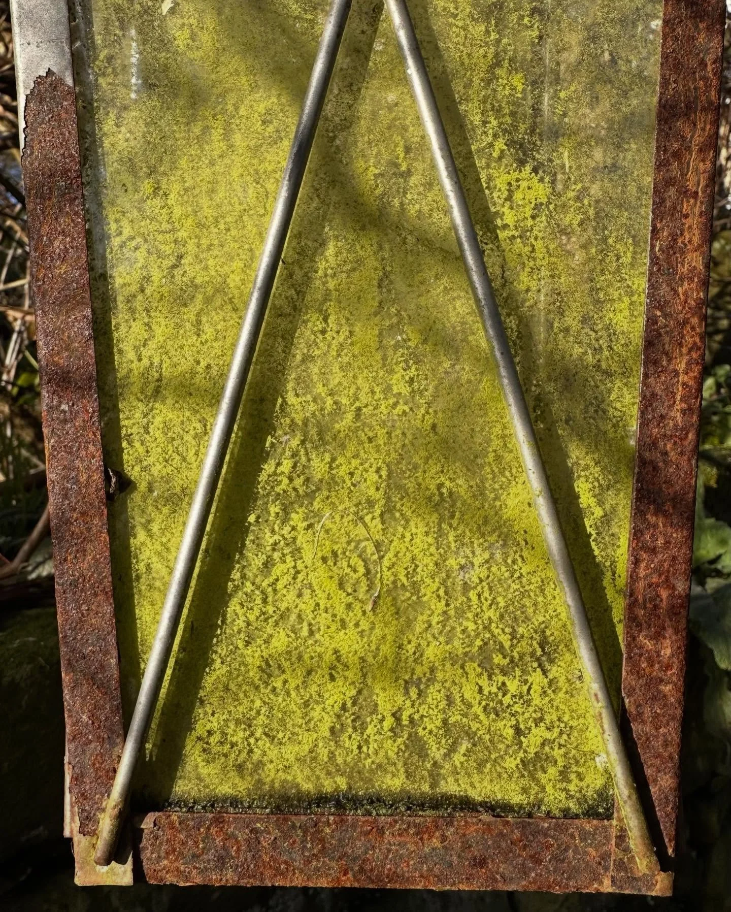 Rust and mould - two of my favourite things - delicious texture and stunning colours 🤎🩶💥. What are our thoughts on audio on posts? I always have my phone on silent so I miss a good 90% of them anyway - just an idle wonder 🤷🏻&zwj;♀️. Anyway back 