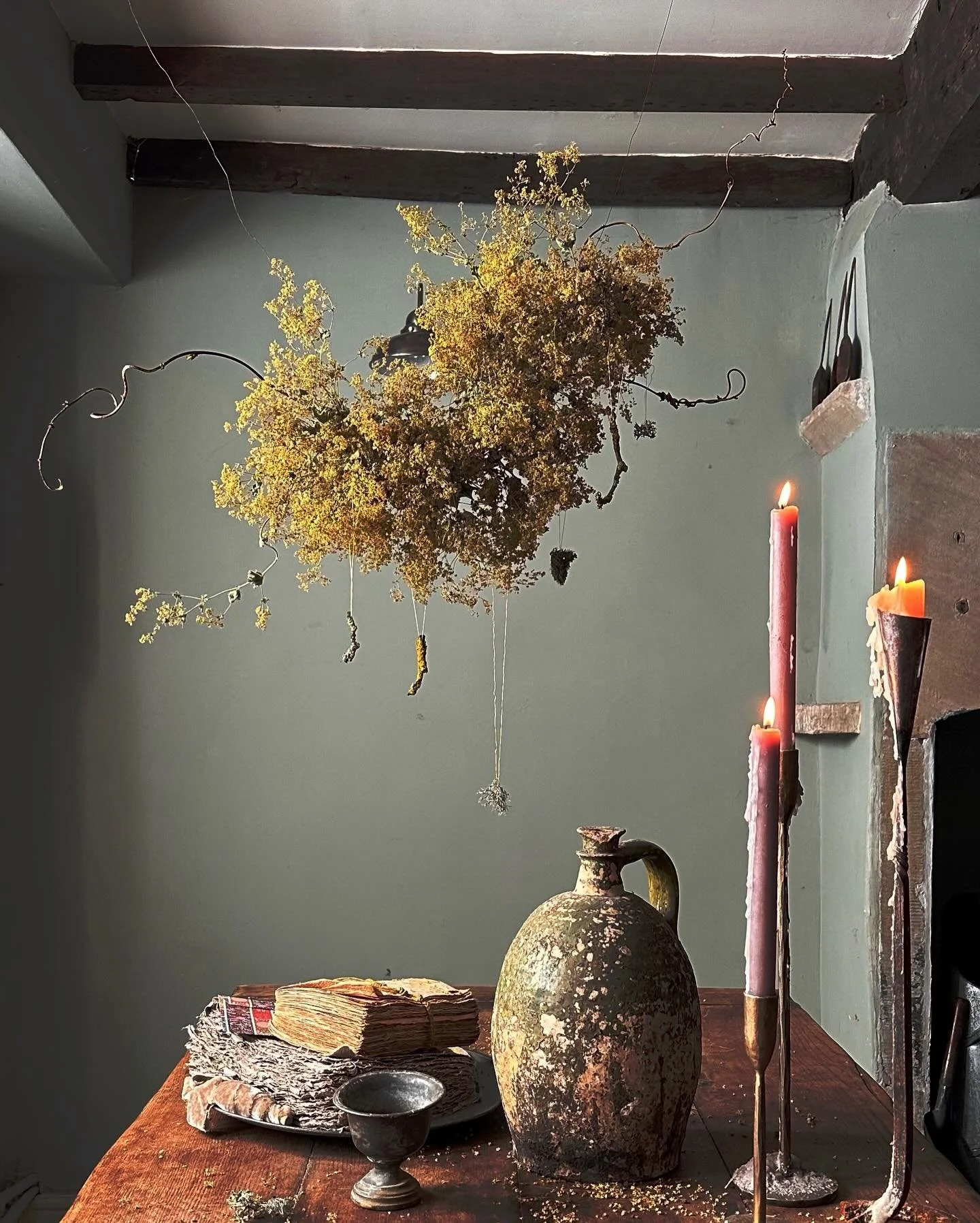 Another use for dried alchemilla mollis flowers - I wrote a blog post and shared a bit about the behind the scenes of the @gardens_illustrated feature if you need something to read during a quick coffee break in between last minute panic cleaning (ju