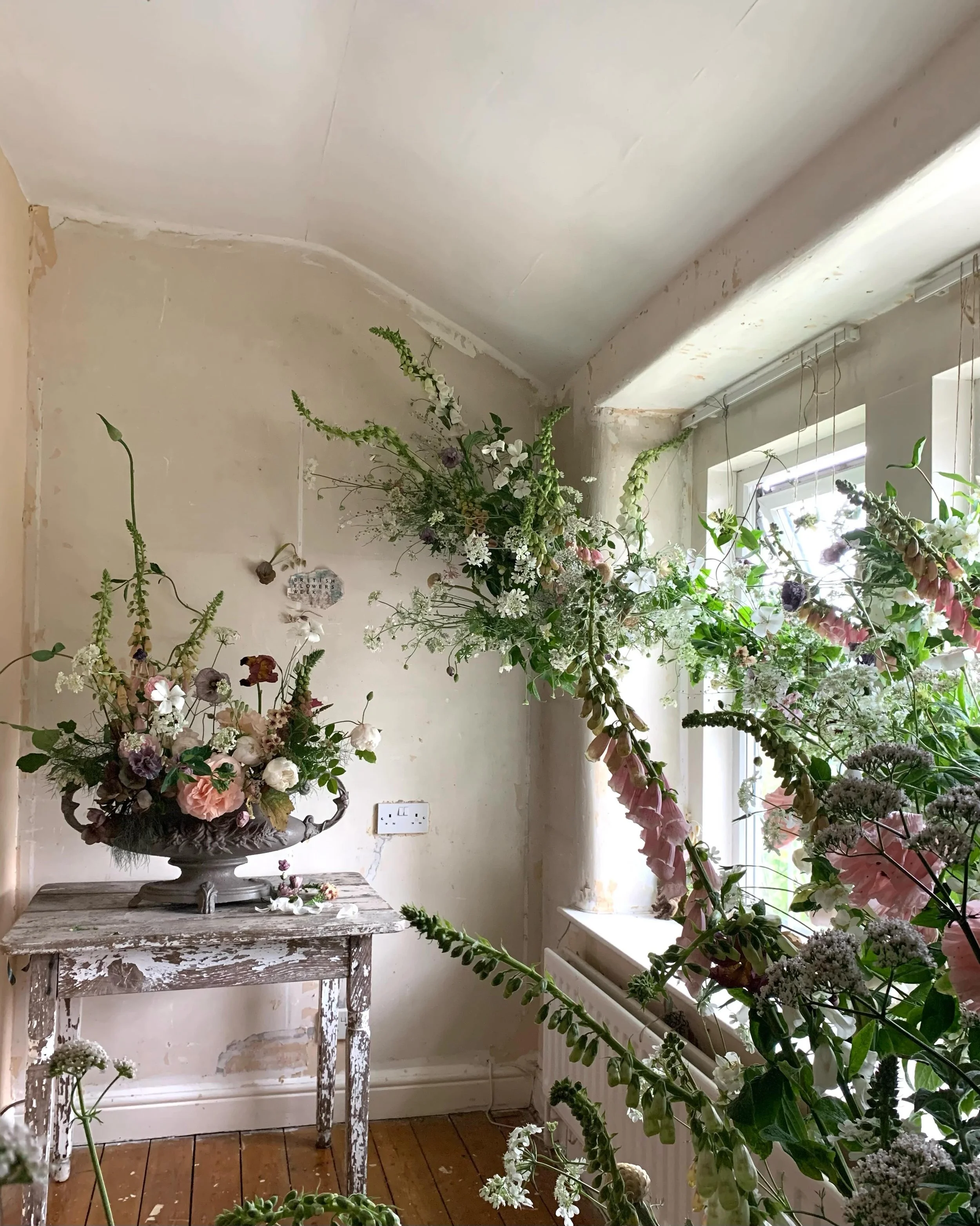 Six years ago 😳 British Flowers Week - mid lockdown. Swipe for many pics plus video (big installation + tiny cramped room = hard to photograph 😆).

This year for BFW I&rsquo;ll be at the live @flowersonthe.edge event - The Florists&rsquo; Table, co