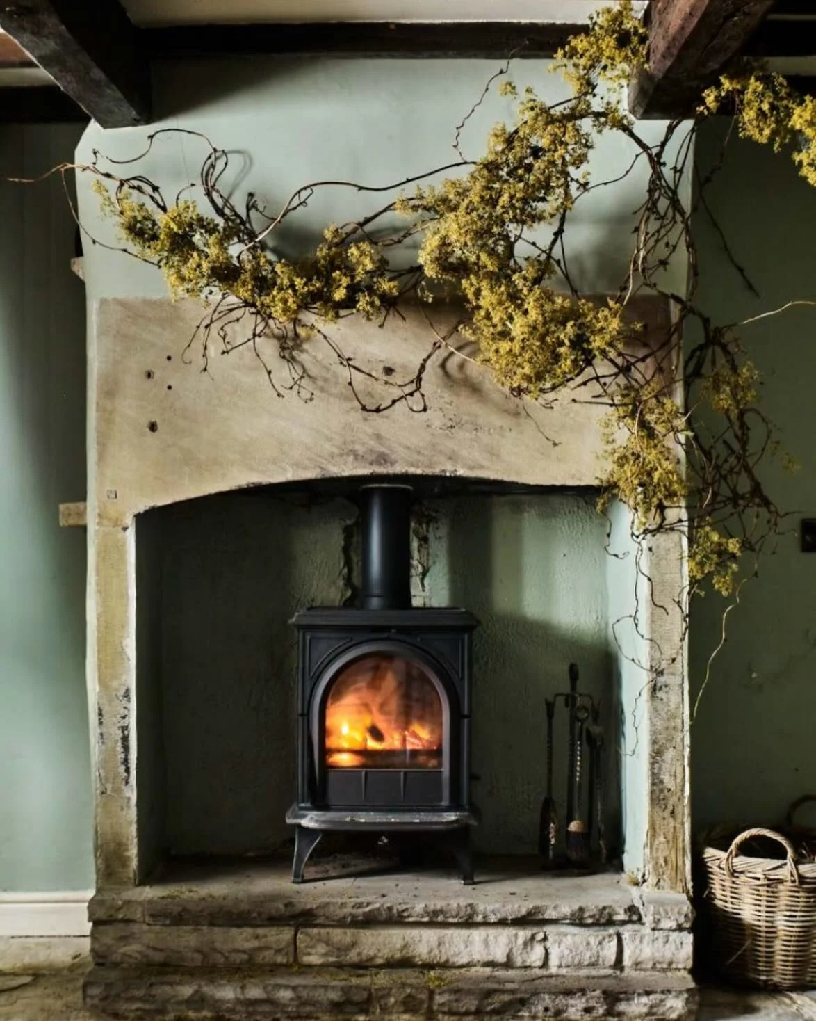 A little timely reminder that now is a great time to dry your alchemilla mollis flower heads if you&rsquo;re planning on trying this festive mantelpiece design this Christmas. 

Leave them to dry slowly and they will be ready in plenty of time for al
