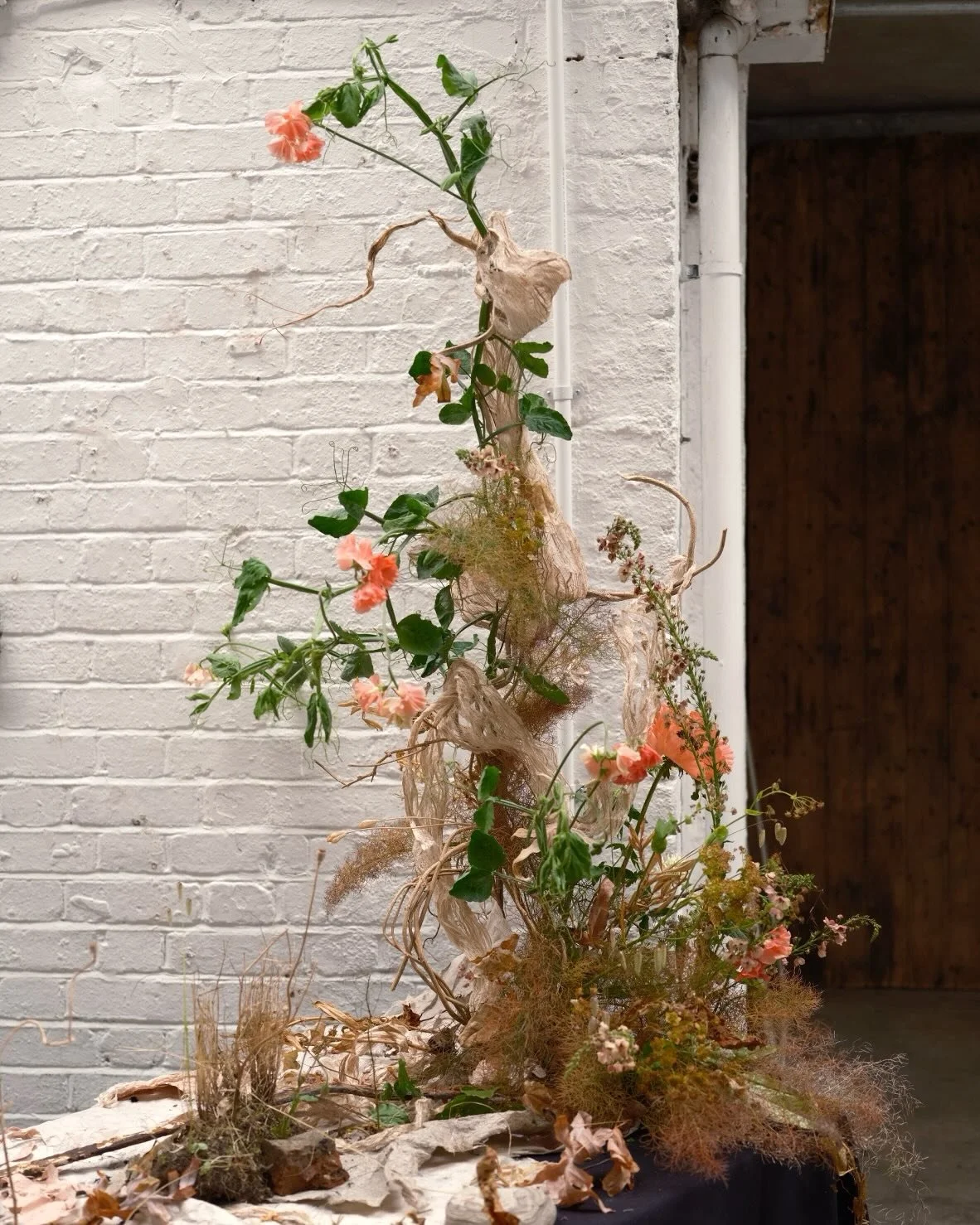 On Thursday this happened - just a little soup&ccedil;on before running off for the next thing 😳. A collaboration between myself and @marion_blythe of @ochrebotanicalstudios for The Florists&rsquo; Table by @flowersonthe.edge 

Based on a crack in t