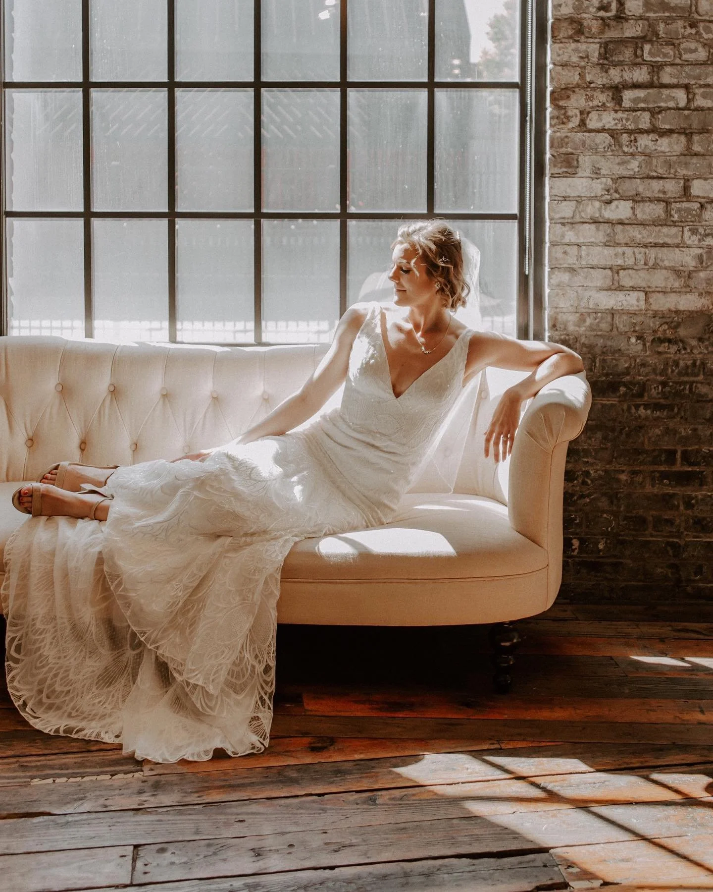 “𝘞𝘩𝘢𝘵 𝘵𝘪𝘮𝘦 𝘴𝘩𝘰𝘶𝘭𝘥 𝘐 𝘣𝘦 𝘥𝘰𝘯𝘦 𝘸𝘪𝘵𝘩 𝘩𝘢𝘪𝘳 & 𝘮𝘢𝘬𝘦𝘶𝘱 𝘰𝘯 𝘮𝘺 𝘸𝘦𝘥𝘥𝘪𝘯𝘨 𝘥𝘢𝘺? 𝘏𝘰𝘸 𝘭𝘰𝘯𝘨 𝘥𝘰 𝘱𝘰𝘳𝘵𝘳𝘢𝘪𝘵𝘴 𝘵𝘢𝘬𝘦? 𝘋𝘰 𝘐 𝘯𝘦𝘦𝘥 𝘦𝘹𝘵𝘳𝘢 𝘤𝘰𝘷𝘦𝘳𝘢𝘨𝘦?”
—
Couples! After