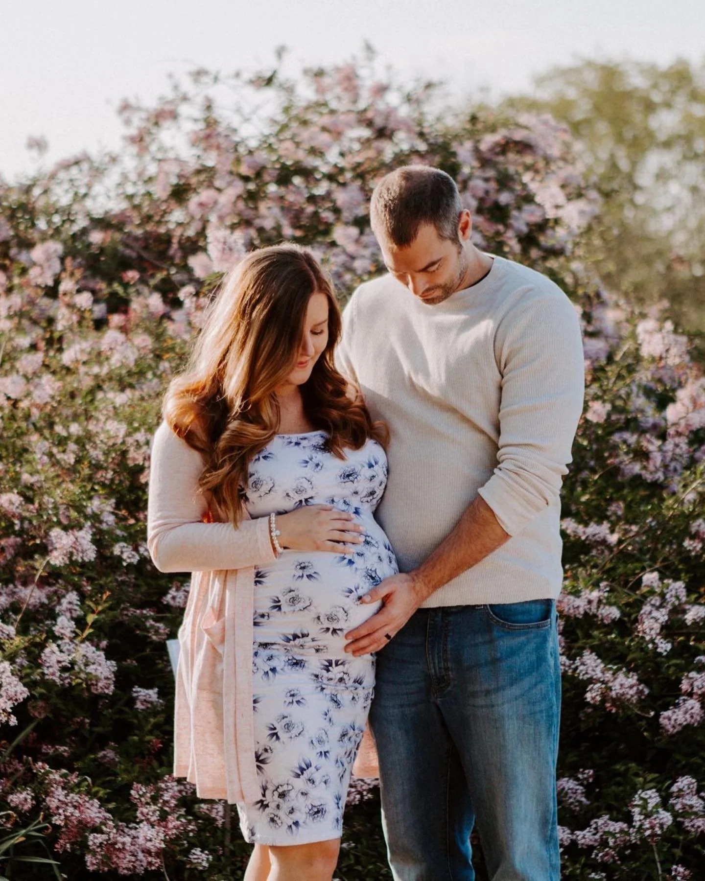 So in love with this spring maternity session. 🌸