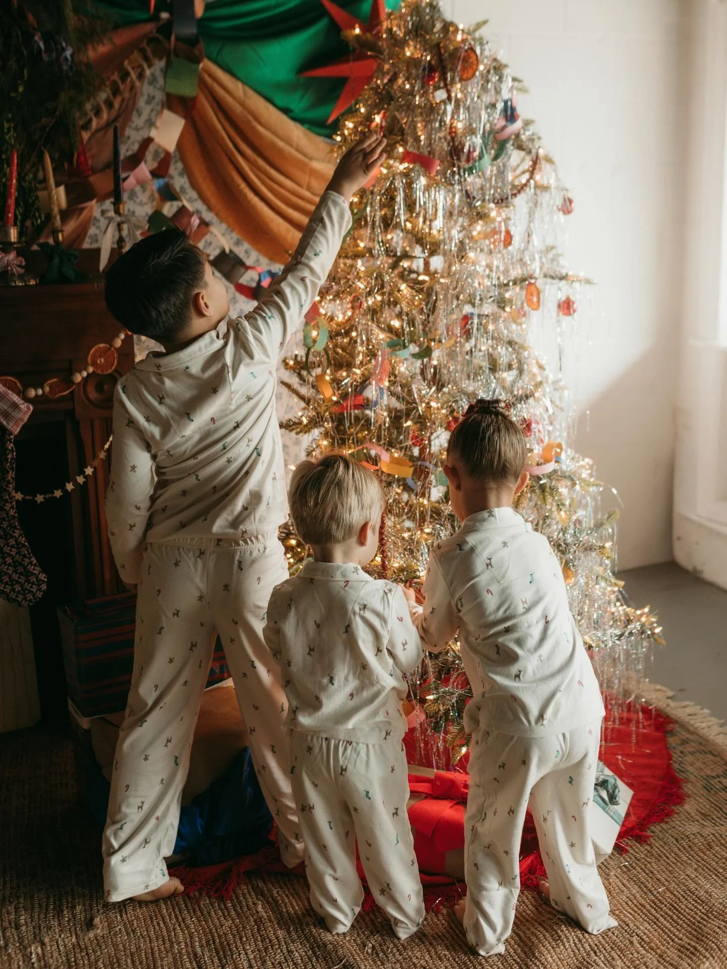 A little belated but, Merry Christmas and Happy New Year ❤️ we are finally able to post our joint Christmas pictures of the kids @erin_ezziati. We did these as gifts for some family and I adore them so much. A huge thank you to @monarchstudiolex for 