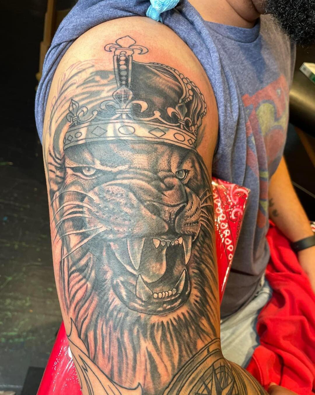 👑 Sleeve is coming along! Artist: @sjgray_tattooer 👑 
.
.
.
.
.
.
.
.
#suggstreettattoo #suggstreettattoos #sugglife #kentuckytattooshops #kentuckytattooers #kentuckytattoos #killinitinkentucky #madisonvilleky #tattoo #tattooporn #sethgray #sethgra