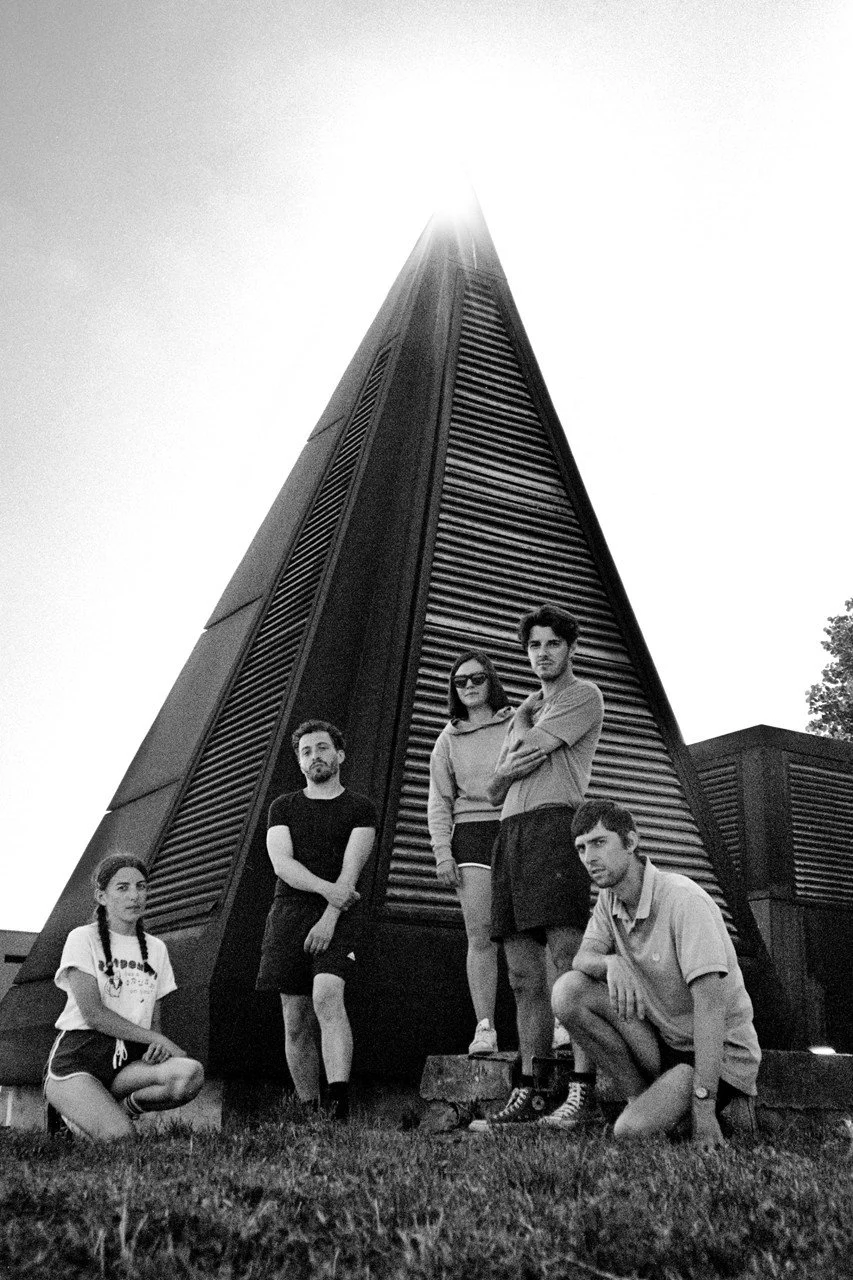 Start Listening To: En Attendant Ana