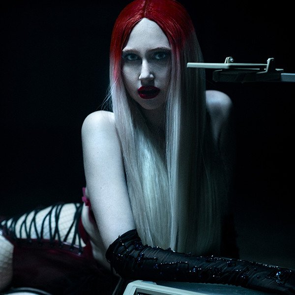 Joanie Shares Captivating New Single ‘Honeytrap’ 