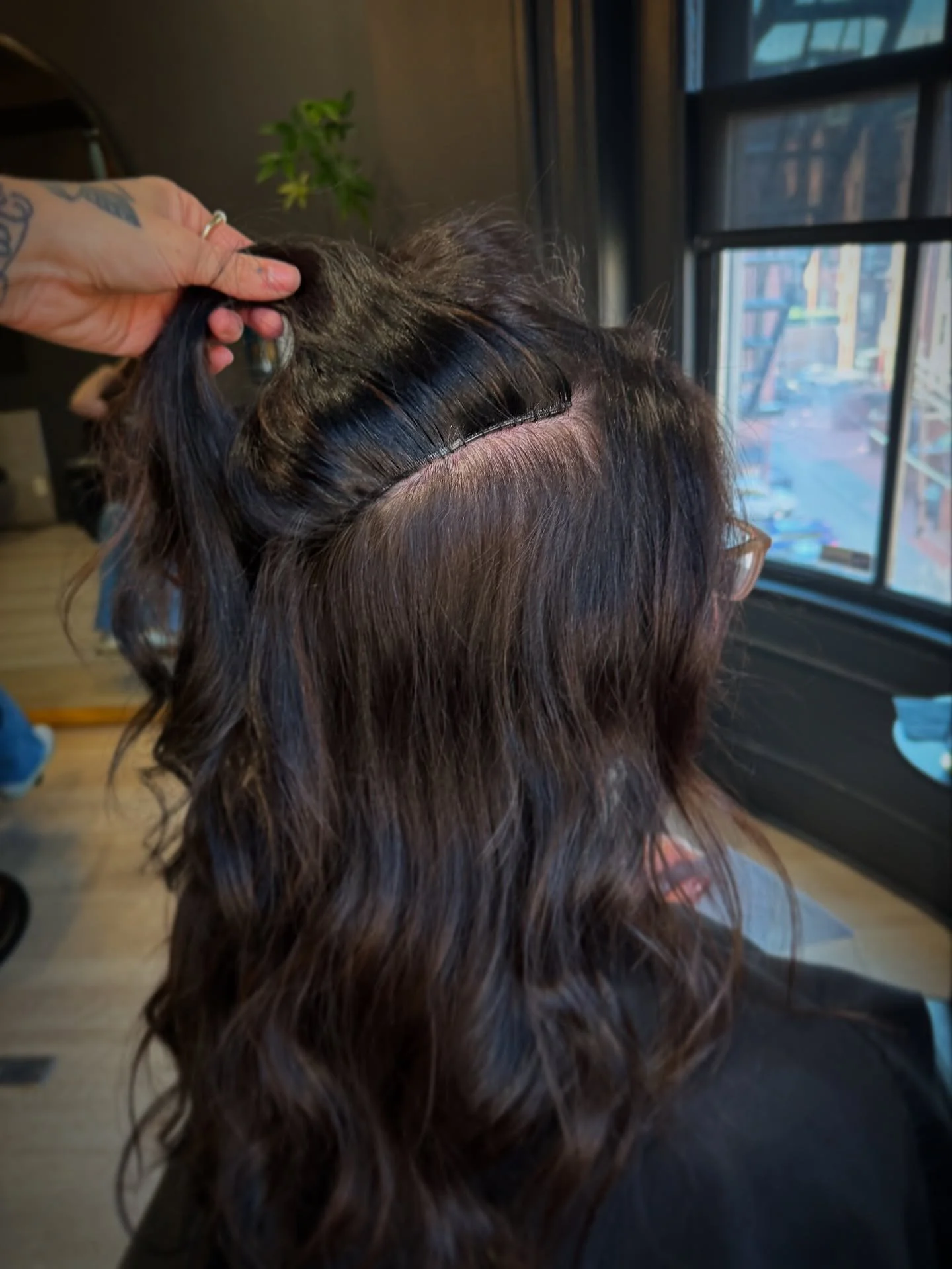 One row install of Invisible Bead Extensions for volume, dimensional color + a bit of length. 

PACKAGE One Row 
METHOD @invisiblebeadextensions 
HAIR 22&rdquo; Wavy Leather + Fleece @shopinvisiblebeadextensions 

photo 1: the flip up of her IBE row
