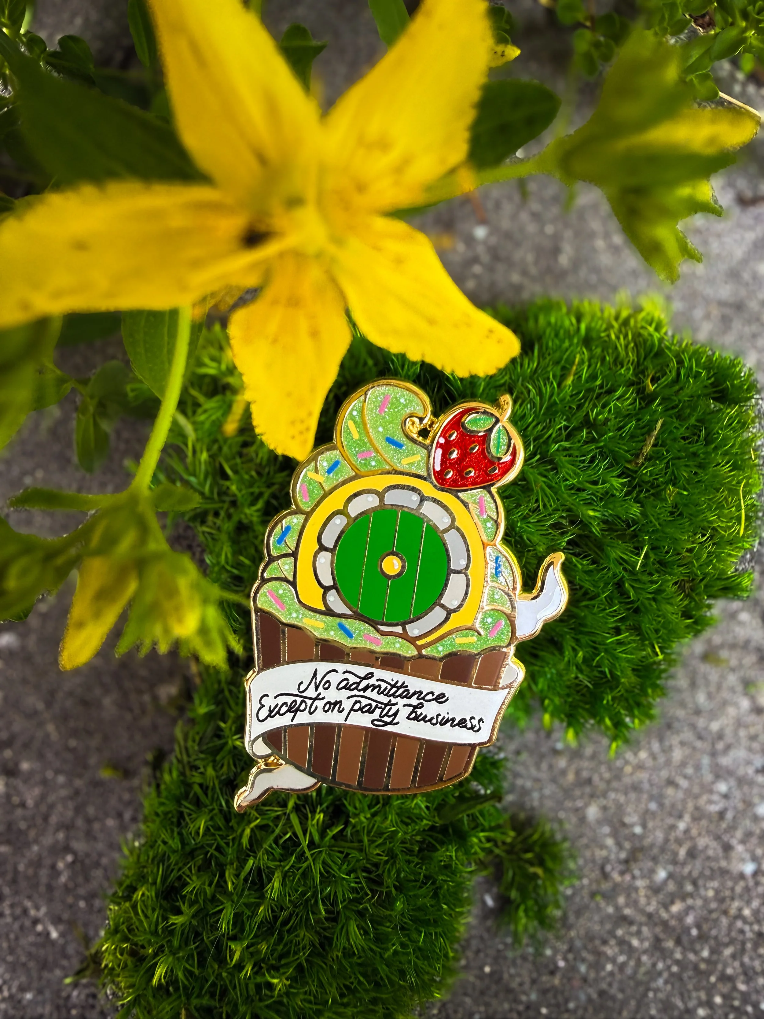 LOTR cupcake Pin