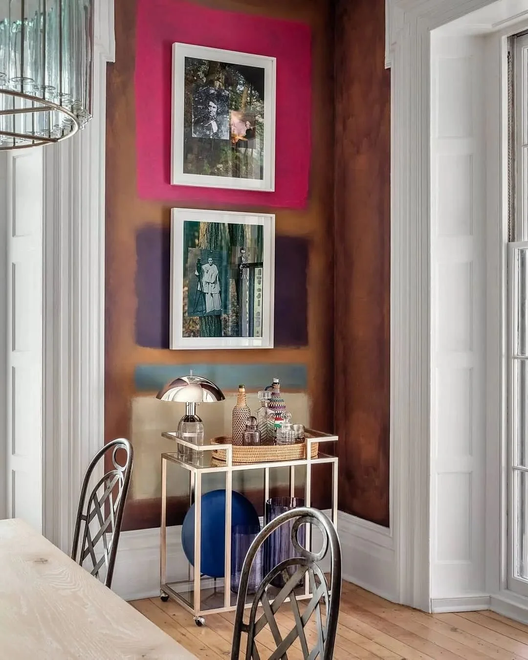 Monday morning #interiorinspo..... A moment in our 2020 #kingstondesignshowhouse dining room designed @hendleyandcodesign.
Decorative painting @turnerandturnerpainting.
Photo @camilo.phtgrph.
-----------
#hudsonvalley #designerconnect #interior_desig