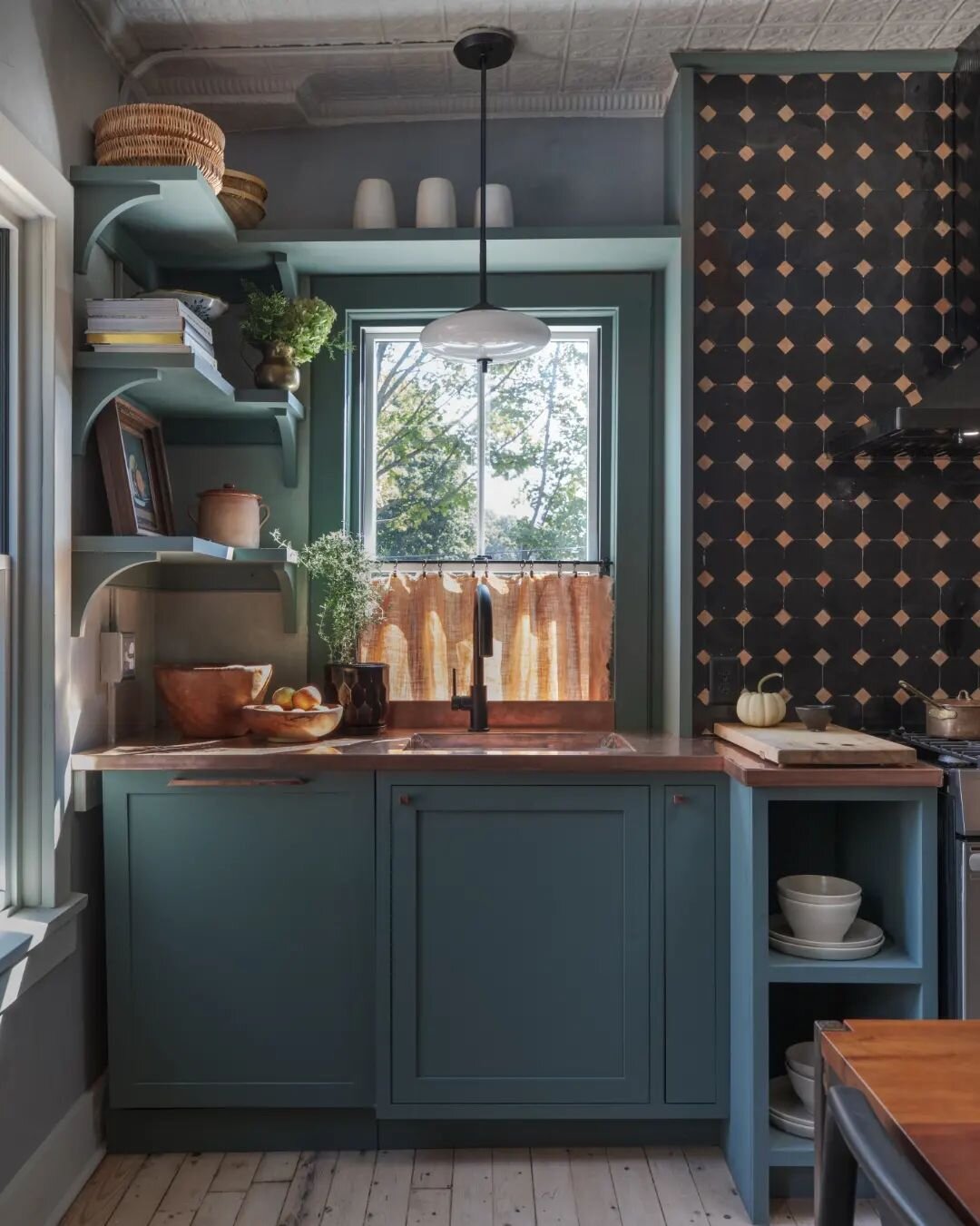 Did you love the #2021kdcshowhouse kitchen by #interiordesigner @jesikafarkasdesign?
Get the look by shopping items from this space at link in bio @fieldandsupply. And don't miss viewing the #kingstondesignshowhouse virtual tour in case you missed it