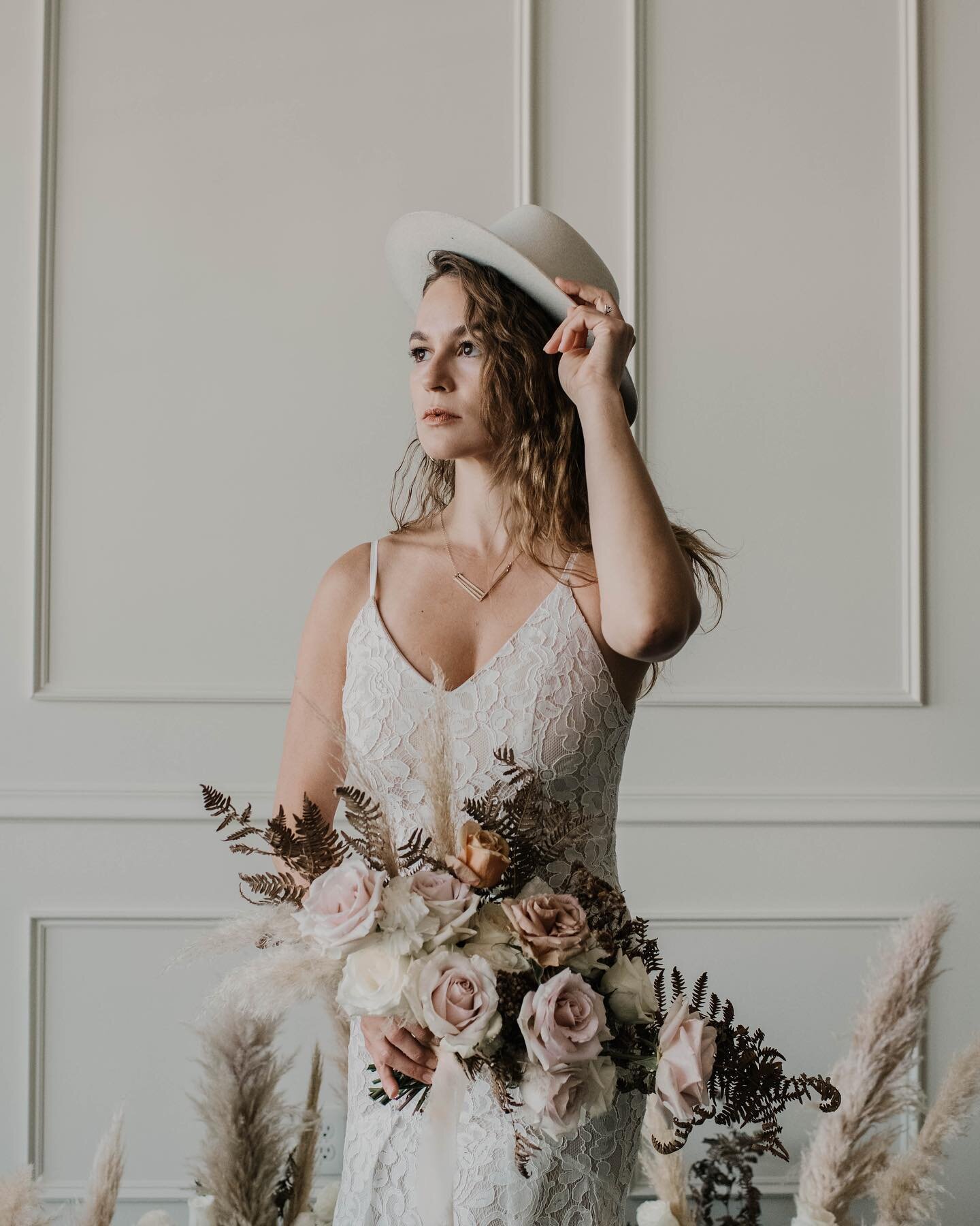 Bridal Session &bull; Tendue &bull; Portland
:
Happy Saturday! While I was in PNW last March, I had the opportunity to work with some very talented artists in the wedding industry. This bridal portrait session was at Tendue, a beautiful venue located