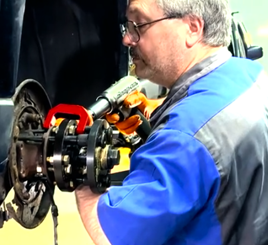 Tech Uses Tommy Wheel Bearing Puller to Quickly Pop Hub ProMAXX Tool