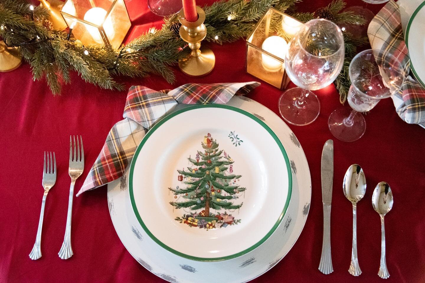 We are dreaming of a white Christmas with this classic tablescape and frosted windowpanes βοΈ did everyone enjoy the beautiful blanket of snow we received last week? βοΈ
•
•
•
•
•
#christmastablescape #christmas #whitechristma