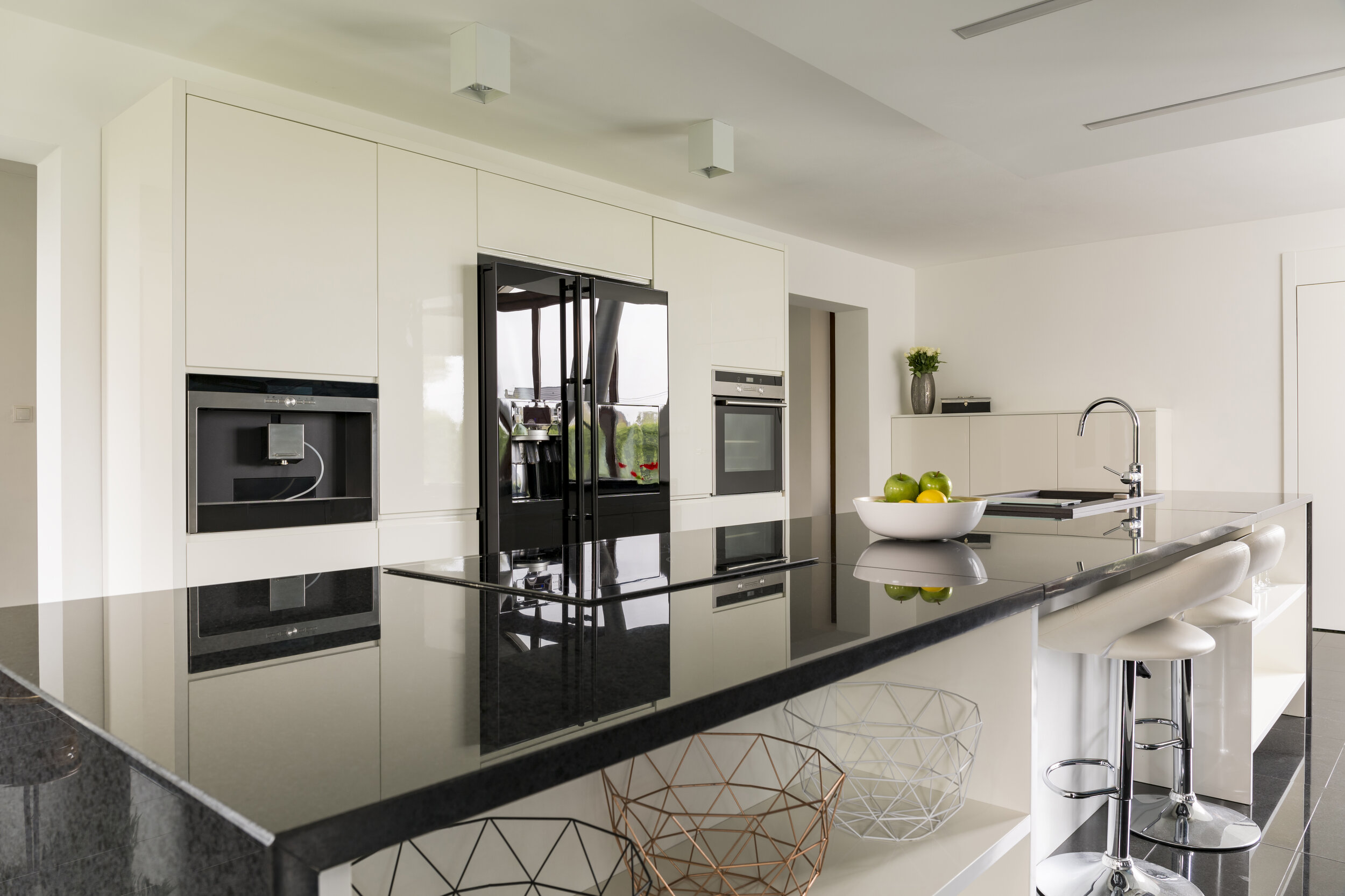 kitchen-island-in-luxurious-interior-P36TP5U.jpg