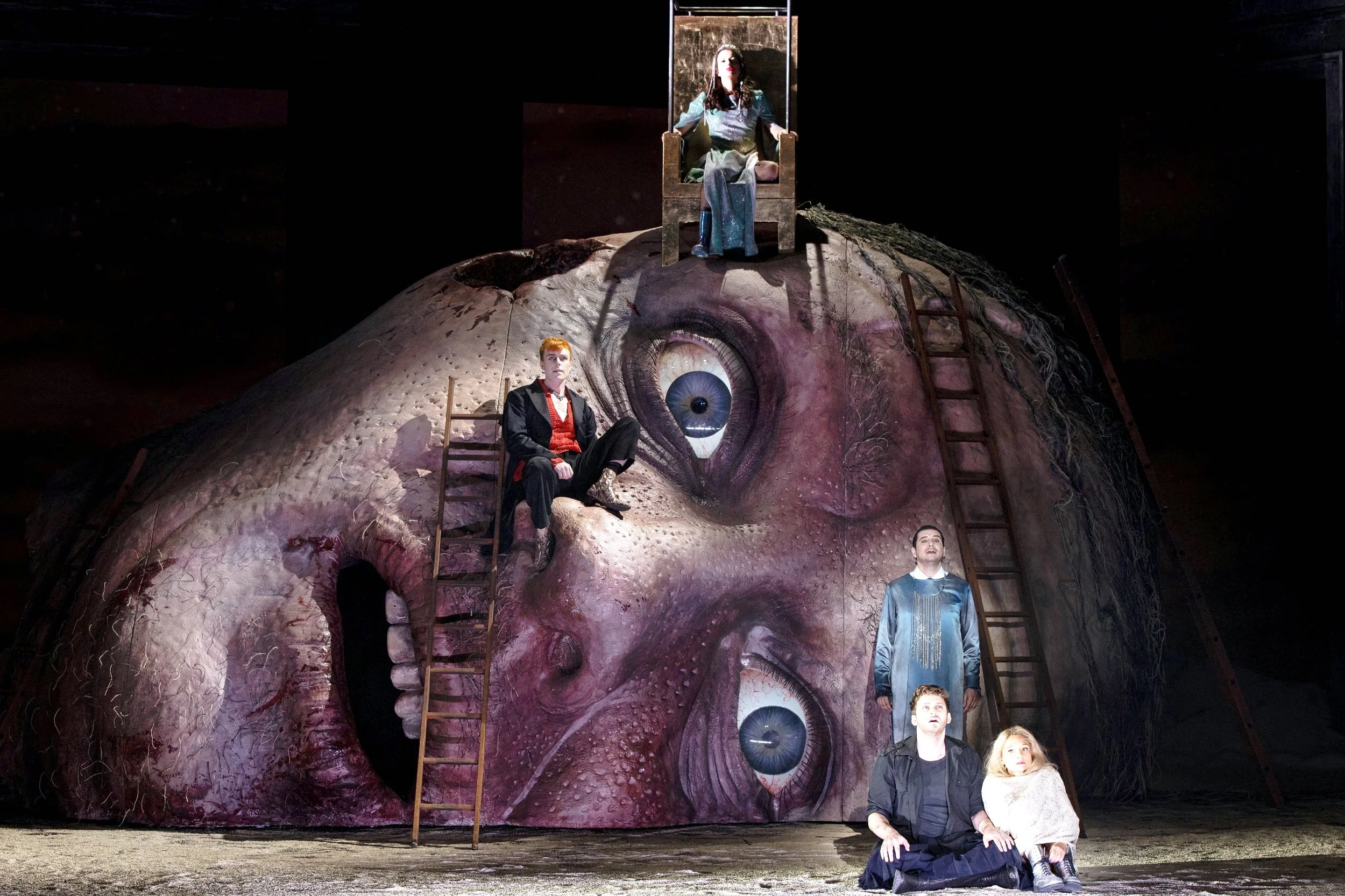 "Saul" (Komische Oper Berlin 2023)
Musik: Georg Friedrich Händel,
Musikalische Leitung: David Bates,
Bühnenbild: Falko Herold,
Kostüme: Alfred Mayerhofer,
Dramaturgie: Johanna Wall,
Chöre: David Cavelius,
Licht: Michael Bauer