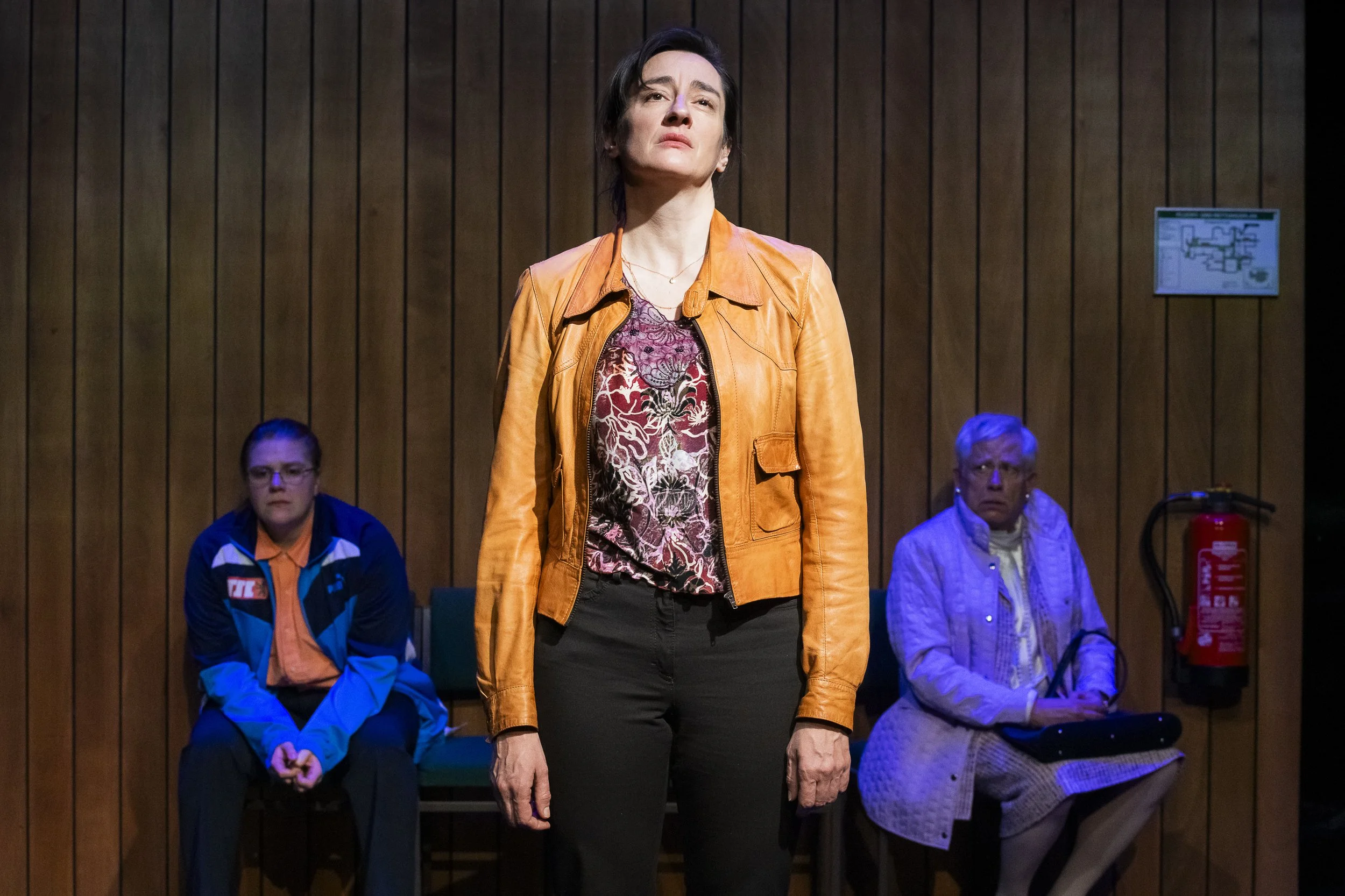 "Mutti, was machst du da?" (Berliner Ensemble 2023) Musik: Martina Eisenreich, Text: Paul Zacher & Axel Ranisch, Bühne & Kostüme: Saskia Wunsch, mit: Stefanie Reinsperger, Max Gindorff, Constanze Becker, Kathleen Morgeneyer, Tilo Nest, Martin Rentzsc