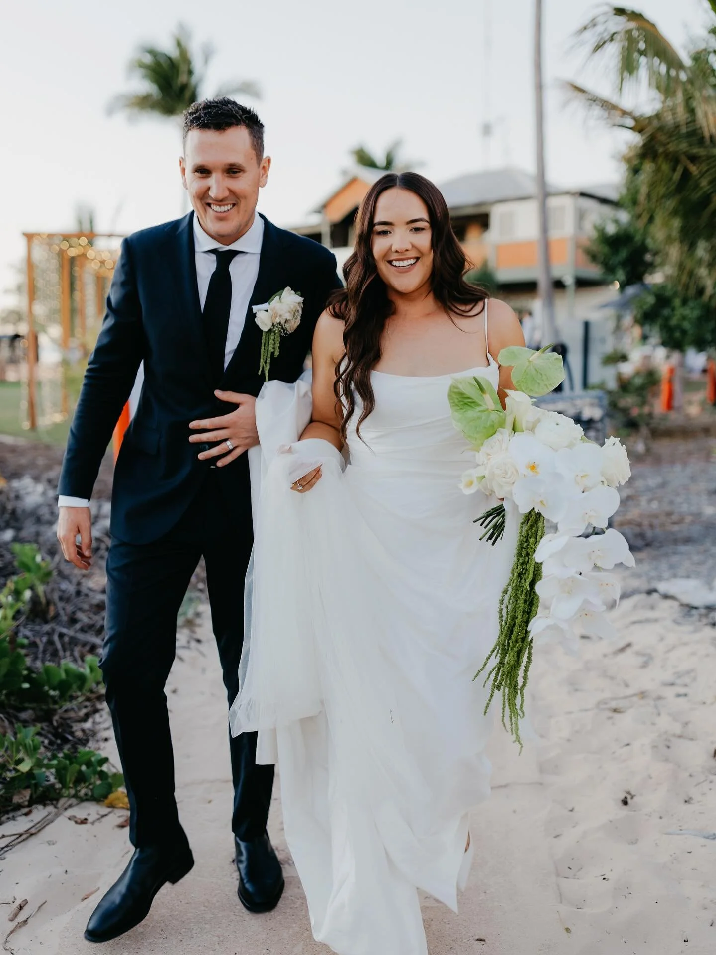 What a journey of a day! Allee and Nathan exchanged their vows on the rugged red cliffs of James Price Point, with the turquoise ocean stretching endlessly behind them. 🌊❤️
As the sun began to set, the celebration continued at Willie Creek Pearl Far
