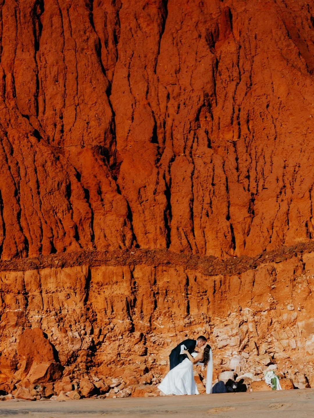 What a journey of a day! Allee and Nathan exchanged their vows on the rugged red cliffs of James Price Point, with the turquoise ocean stretching endlessly behind them. 🌊❤️
As the sun began to set, the celebration continued at Willie Creek Pearl Far