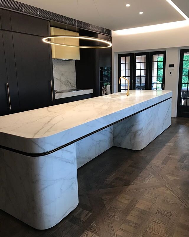Kitchen perfection, getting ready for our close up. Collaboration with the talented @spicer_architecture 
#bestkitchen #kitchen #designerkitchen #interiors #inspo #interiordesign #joinery #marble #interieur #interiorstyle #lux #interiorarchitecture