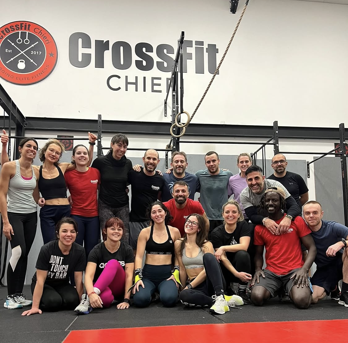 Gruppo di persone felici doppo l'allenamento a CrossFit Chieri