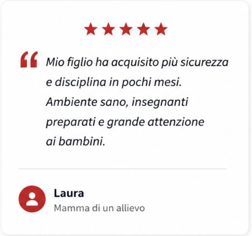 Recensione a cinque stelle con commento positivo di Laura, madre di uno studente, evidenziando migliori prestazioni di suo figlio grazie a un ambiente di apprendimento sano e insegnanti preparati.