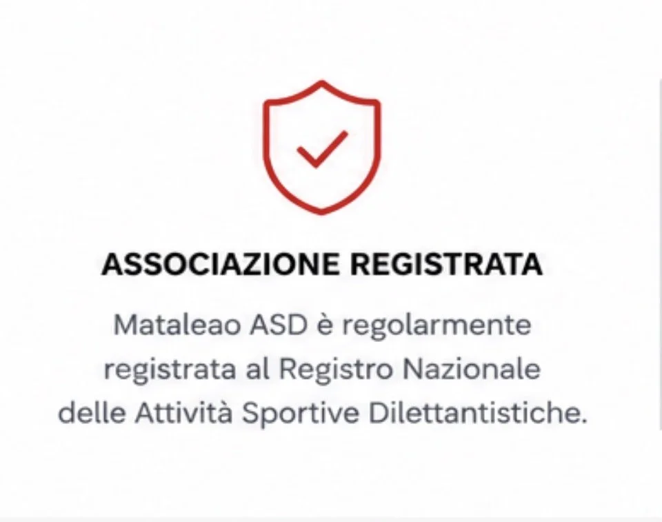 Simbolo di una scudo rosso con una spunta al centro sopra il testo. Testo che dice: 'ASSOCIAZIONE REGISTRATA. Mataleo ASD è regolarmente registrata al Registro Nazionale delle Attività Sportive Dilettantistiche.'