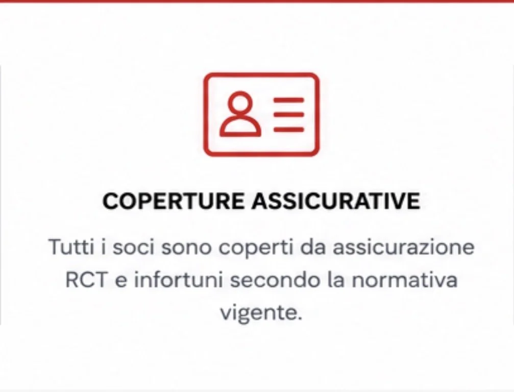 Icona rossa di una tessera di identificazione sopra la scritta "coperture assicurative". Testo che indica che tutti i soci sono coperti da assicurazione RC e infortuni secondo la normativa vigente.