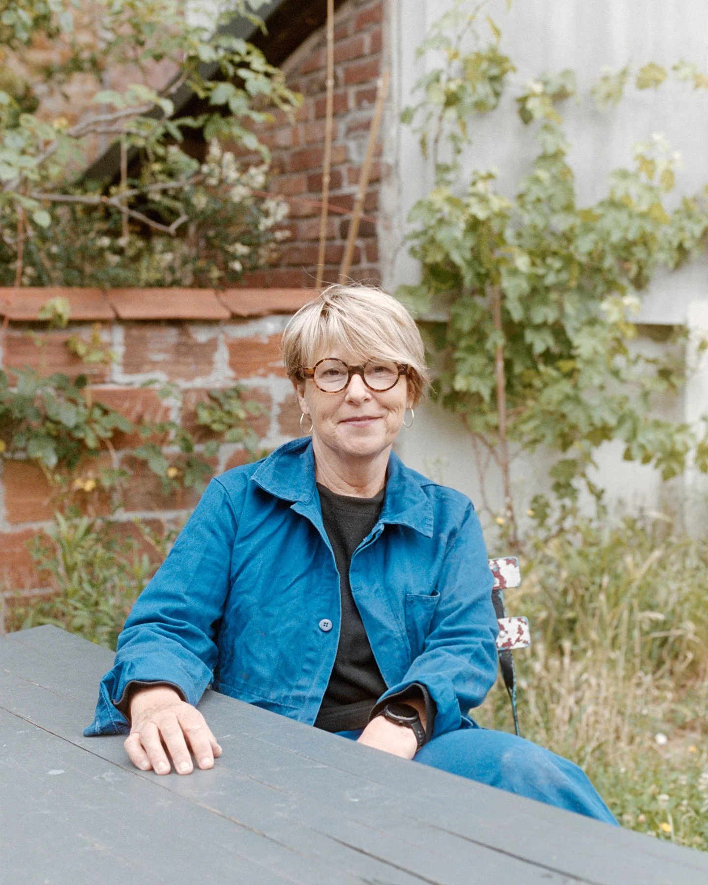 Michelle Winckler, sculptrice, photographiée dans le jardin de son atelier à Montreuil. © Iris Winckler, juin 2026